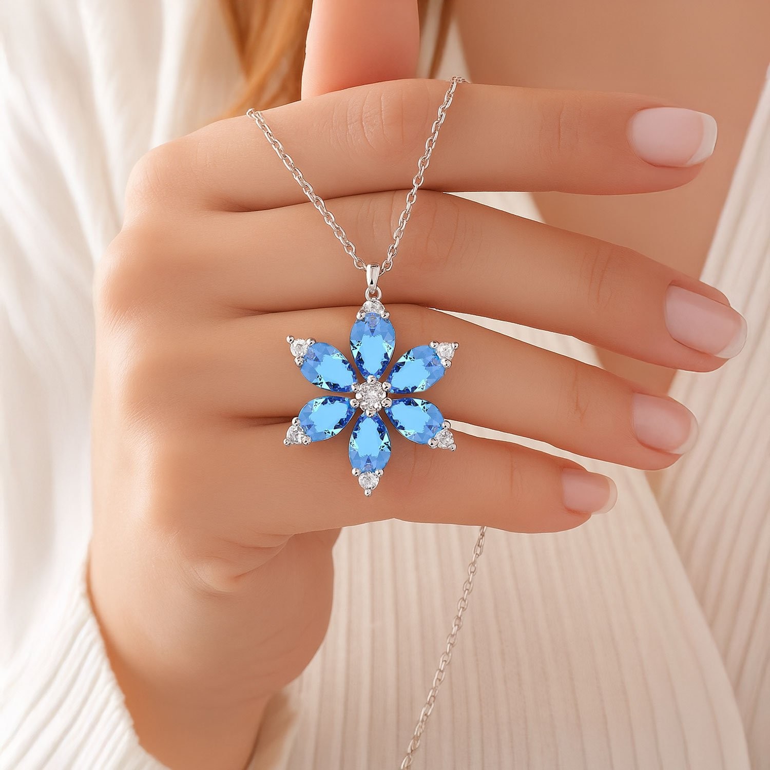 Işıklı Kutuda Aqua Taşlı Lotus Çiçeği Beyaz Gümüş Kolye