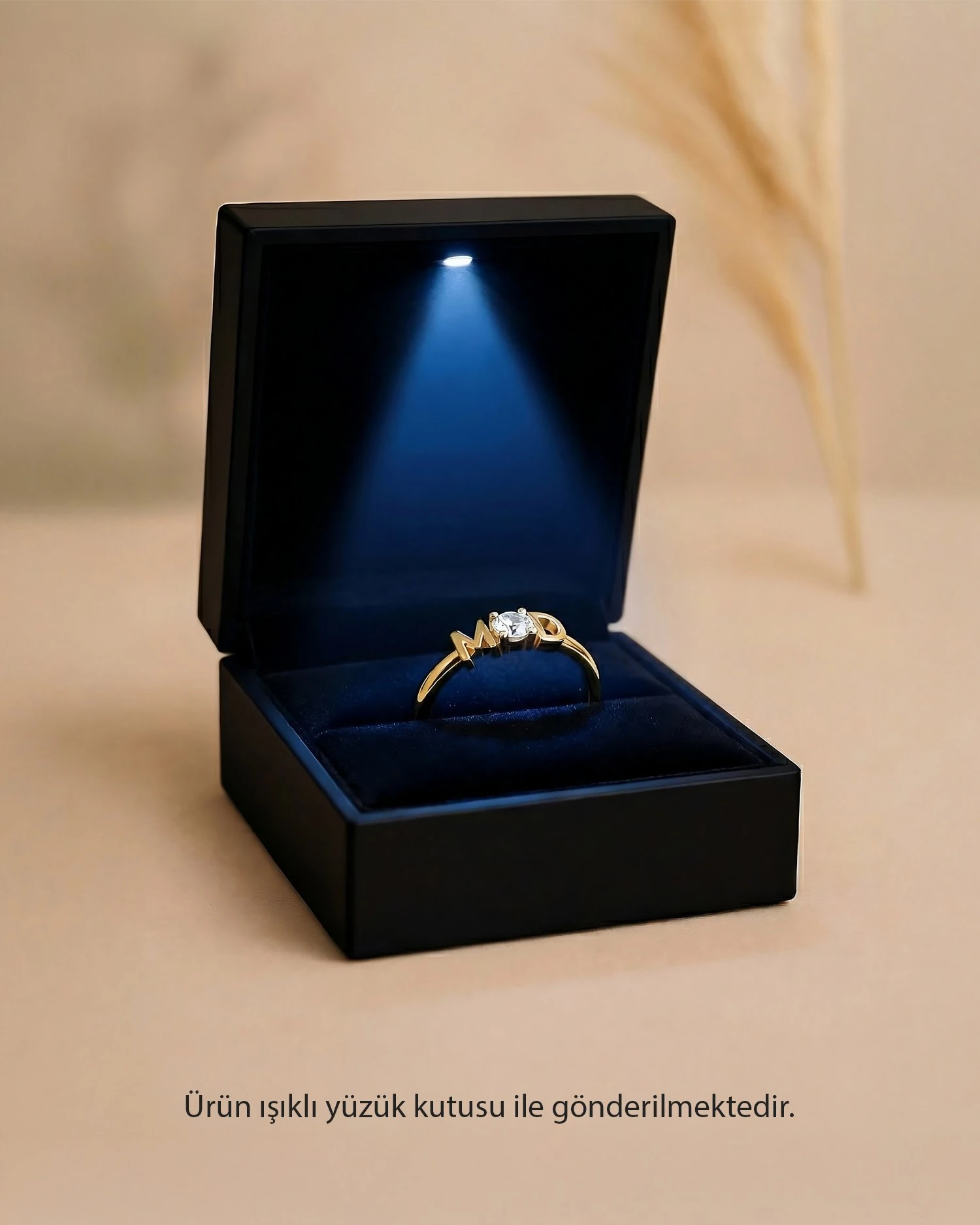 Işıklı Kutuda Minik Tek Taş Harfli Altın Kaplama Gümüş Yüzük