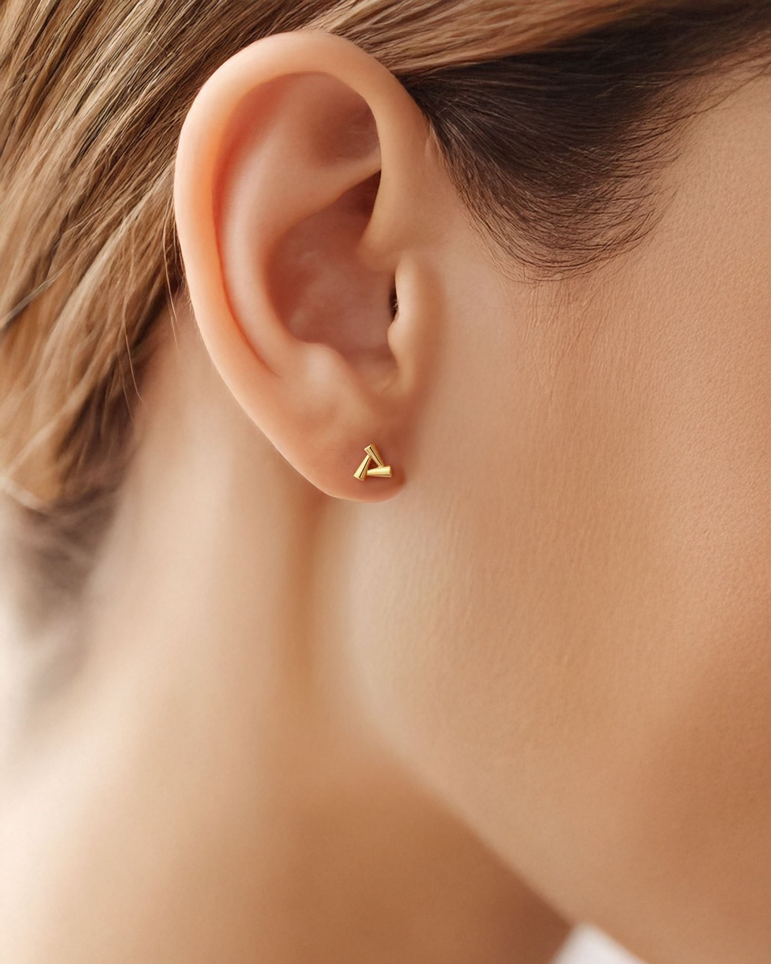 Minimalist Sade Üçgen 14 Ayar Altın Küpe