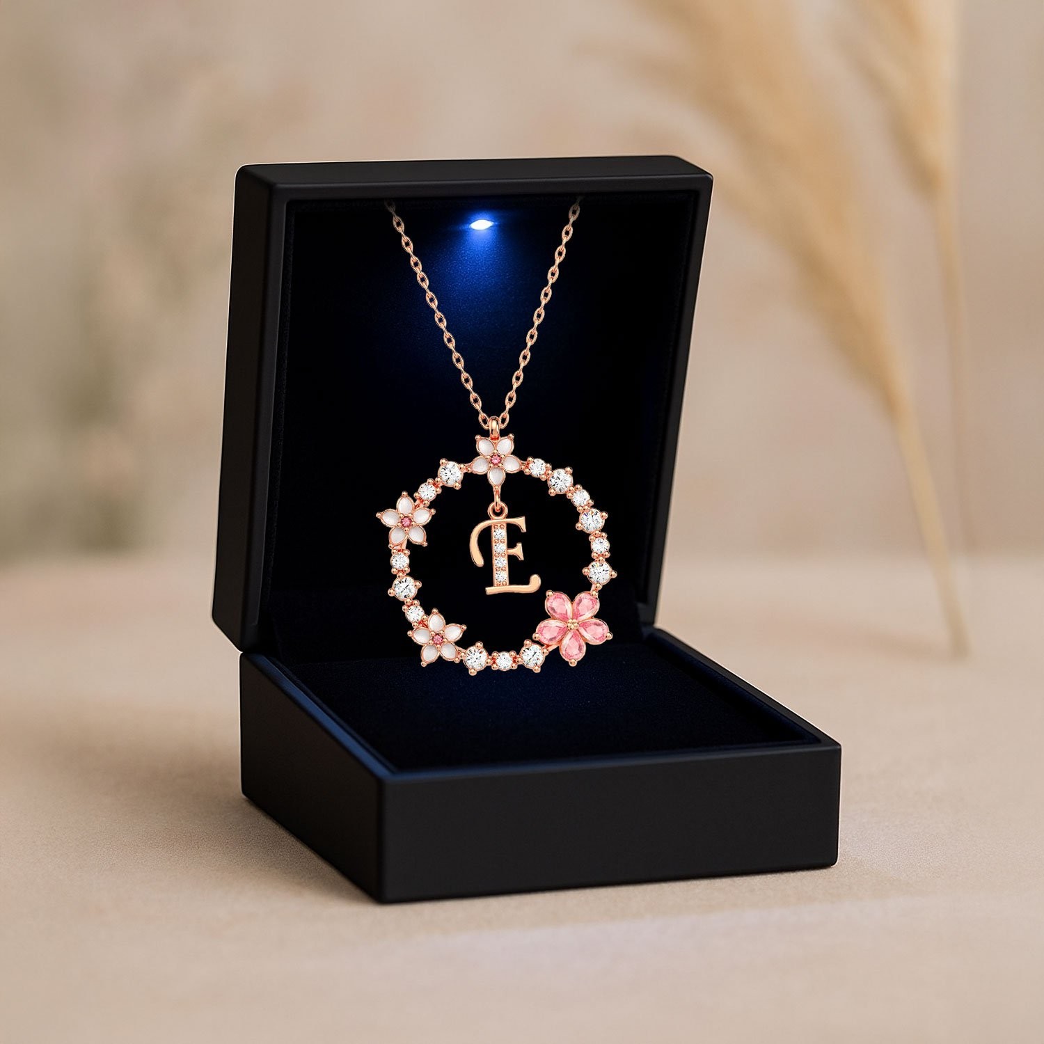 Işıklı Kutuda Harfli Bahar Işıltısı Rose Gümüş Kolye