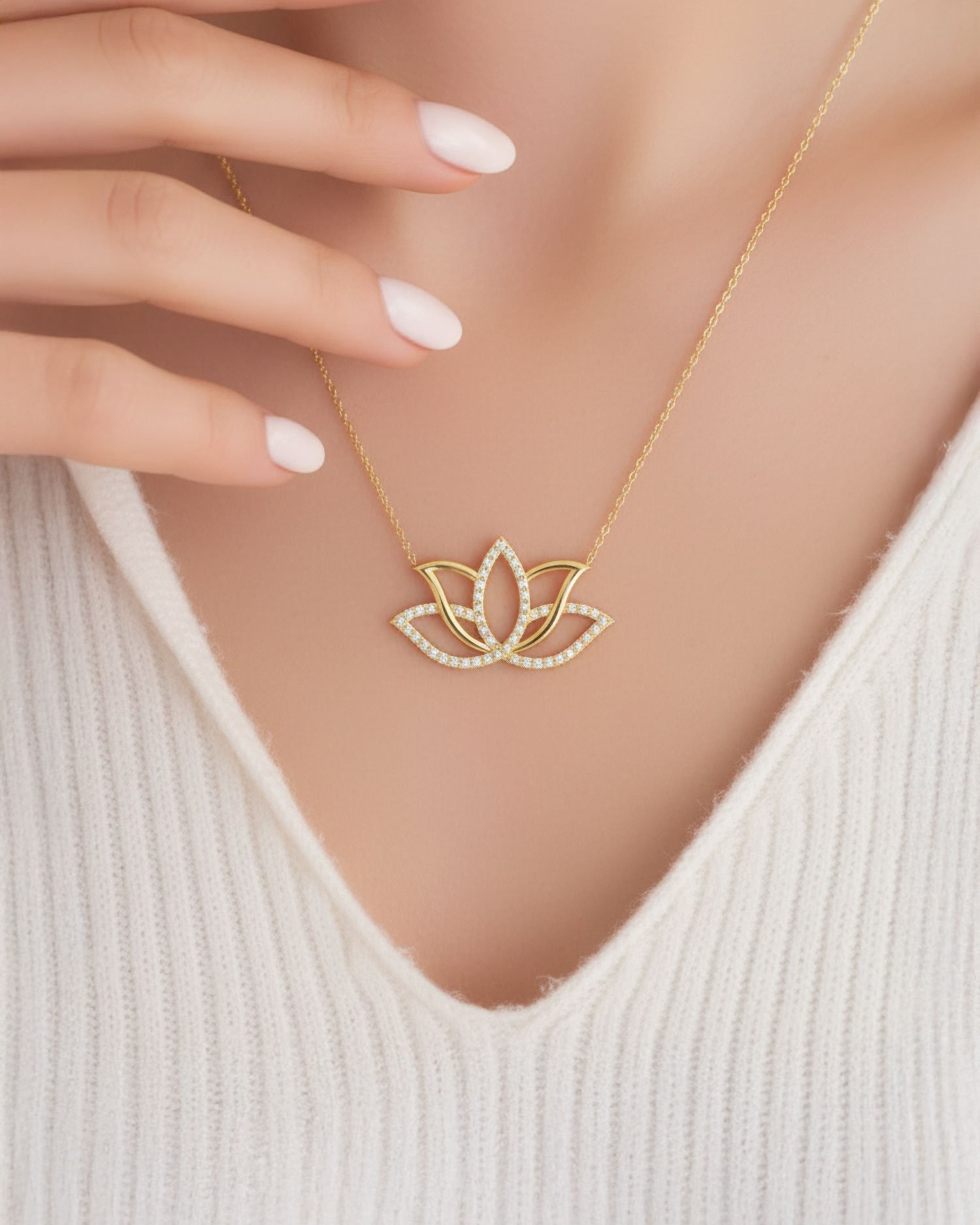 Taşlı Lotus Çiçeği 14 Ayar Altın Kolye
