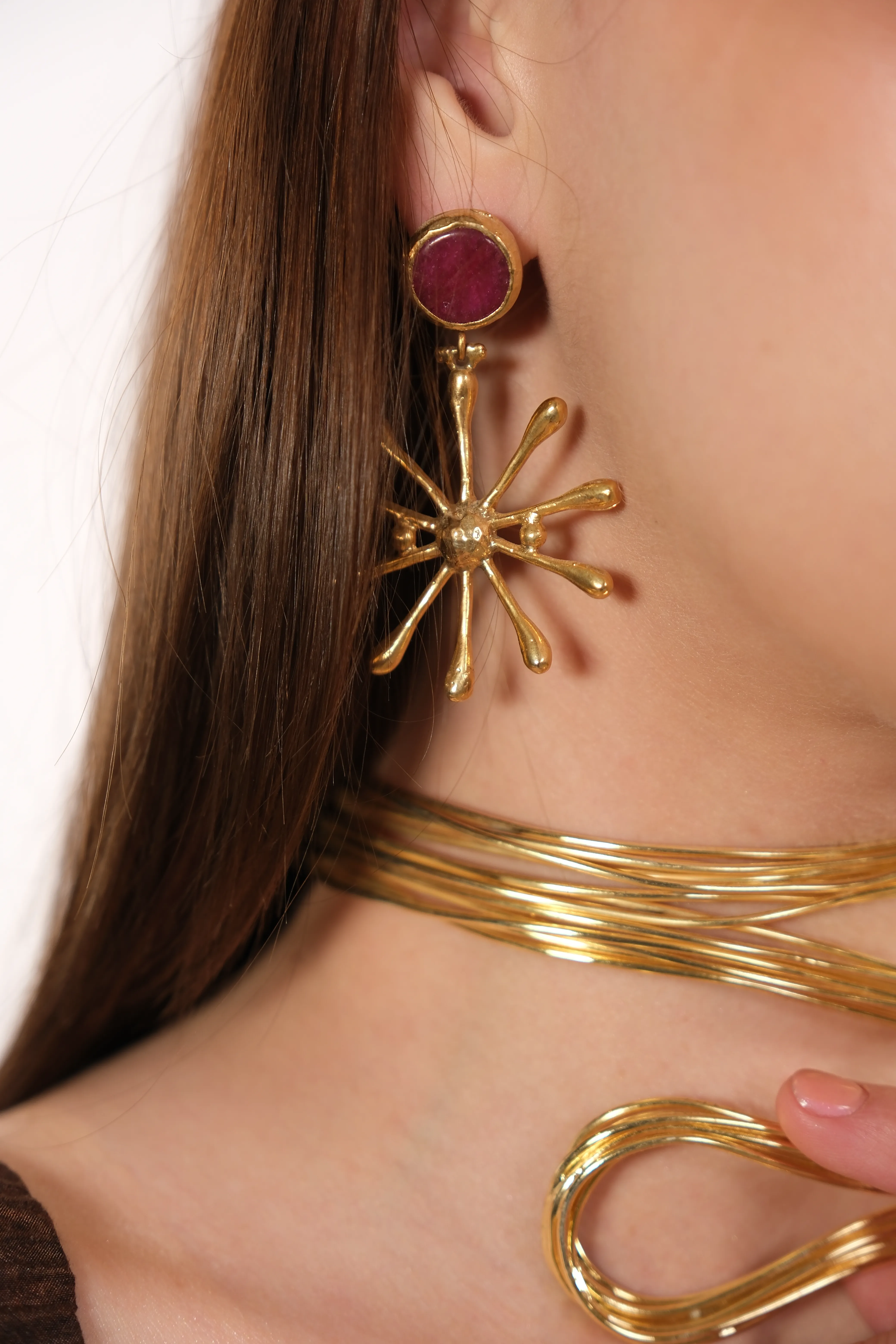 Altın kaplama bordo detay tasarım küpe