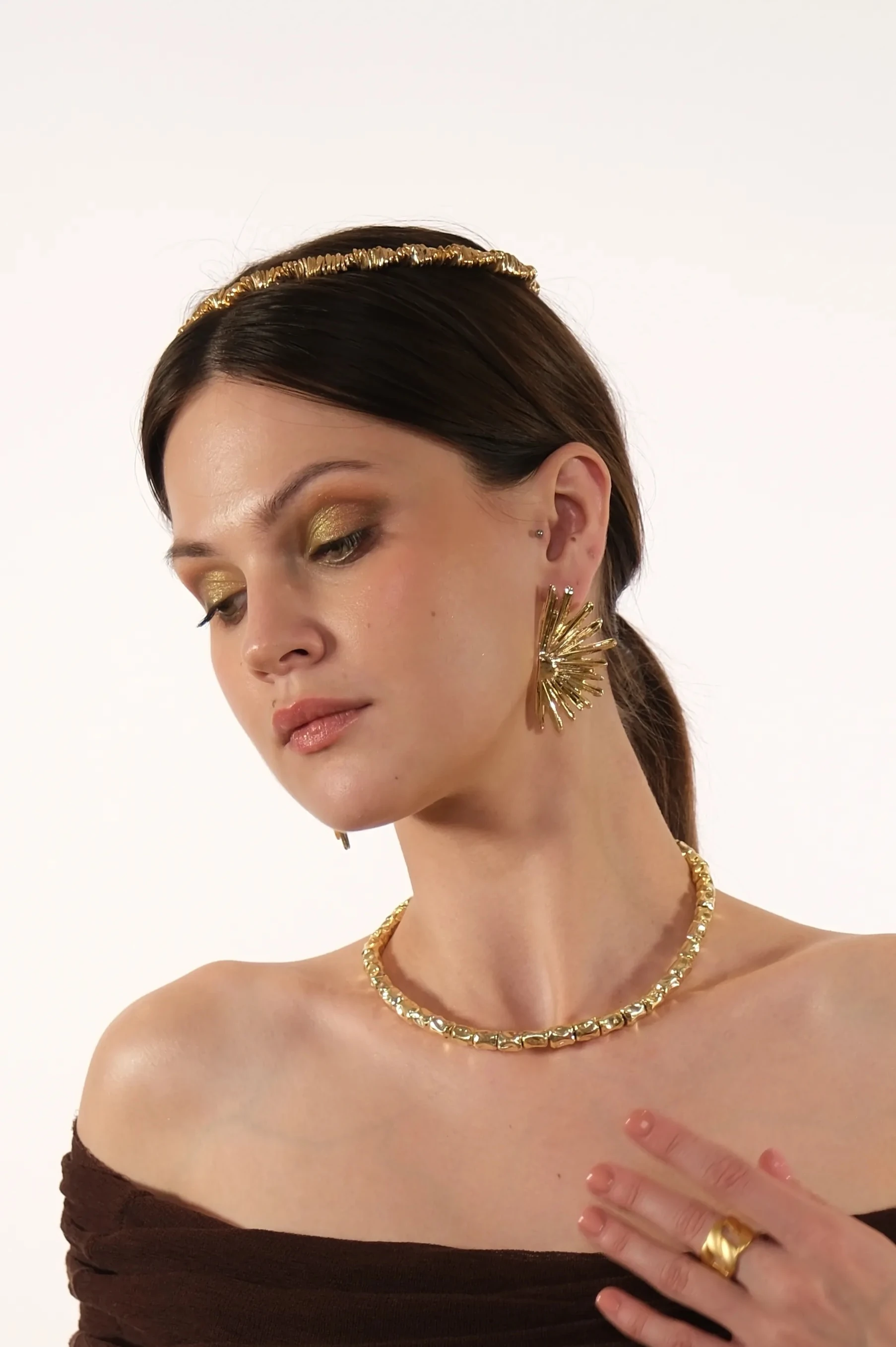 Altın kaplama yarım çiçek tasarım küpe