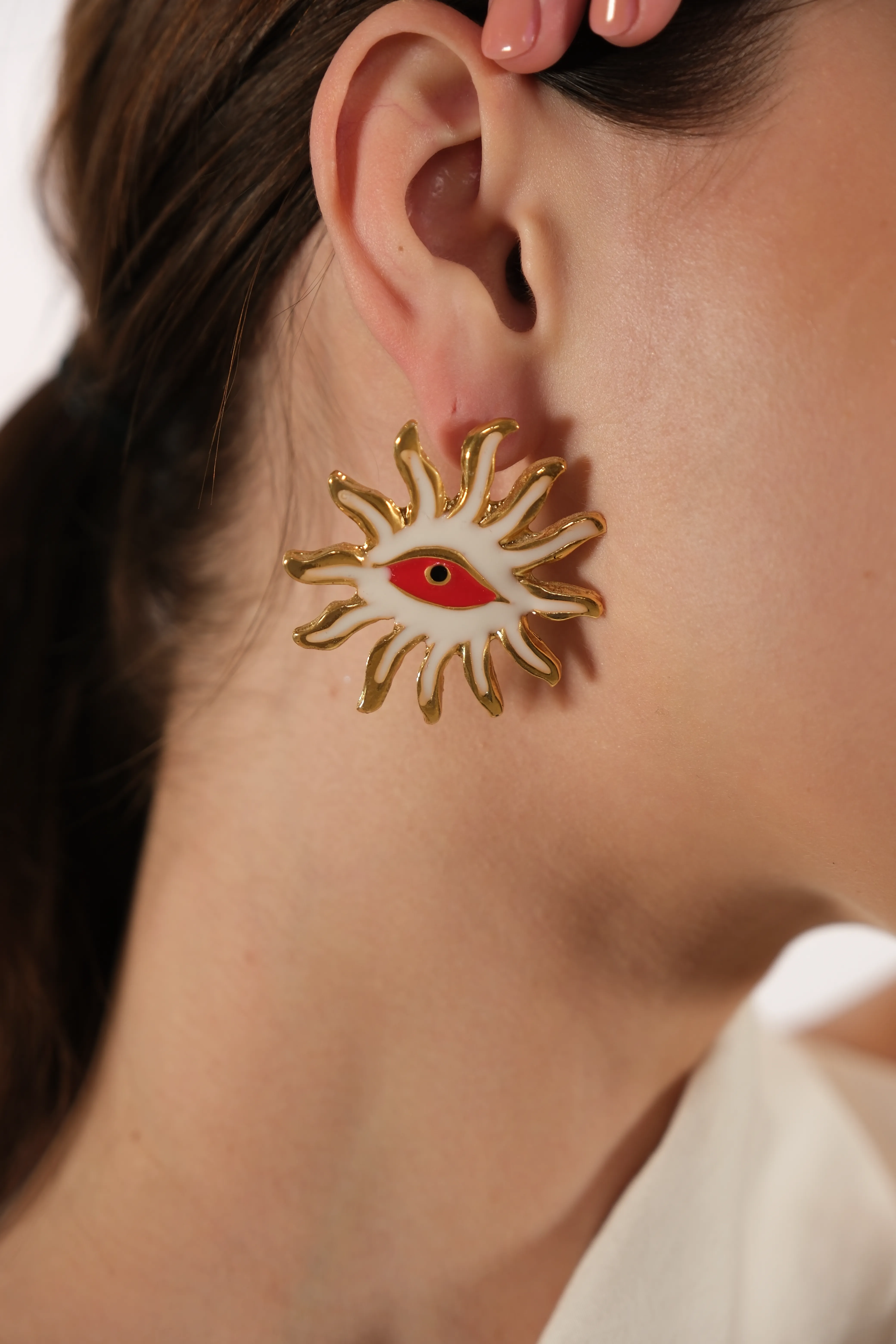 Altın kaplama kırmızı göz detay tasarım küpe