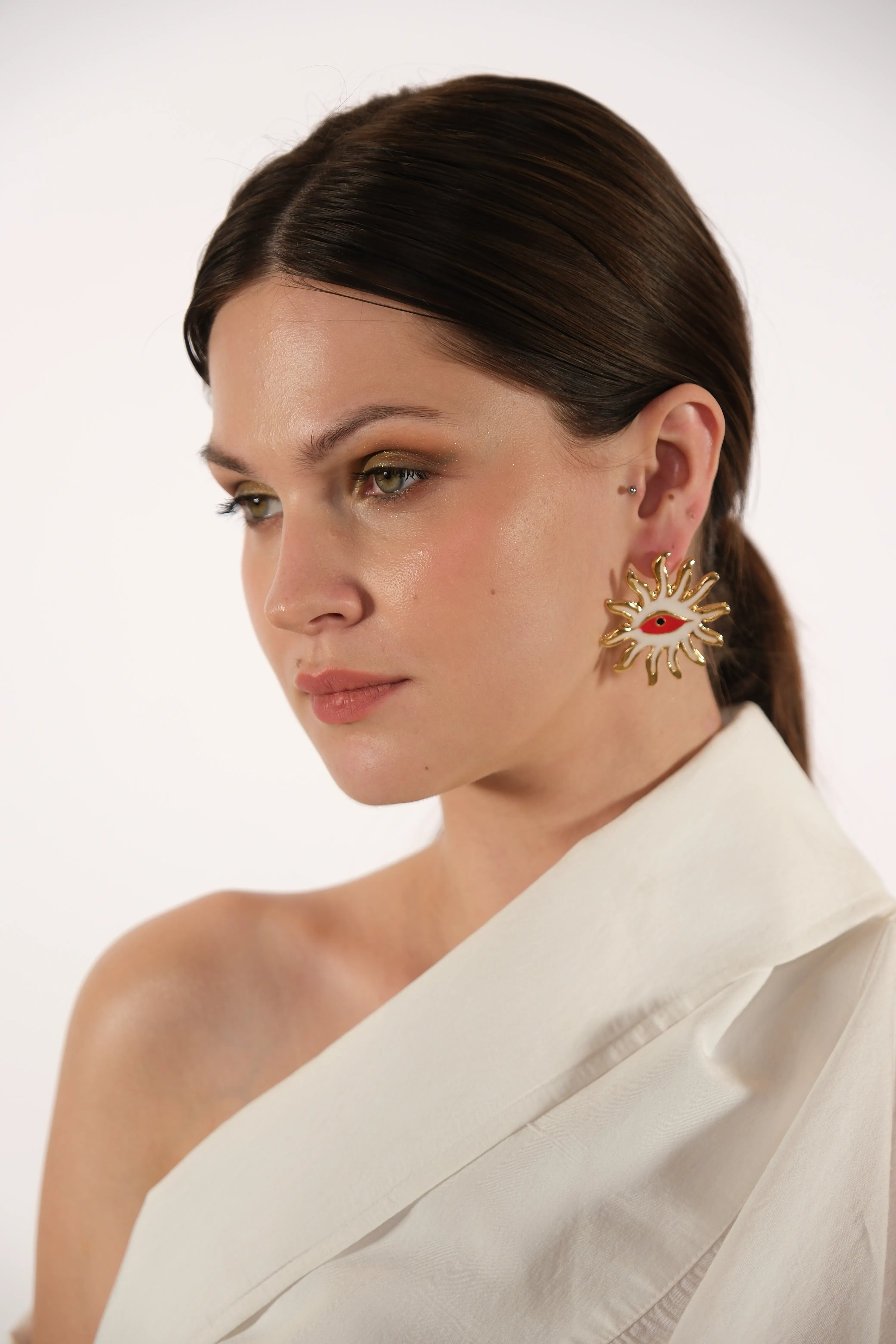 Altın kaplama kırmızı göz detay tasarım küpe