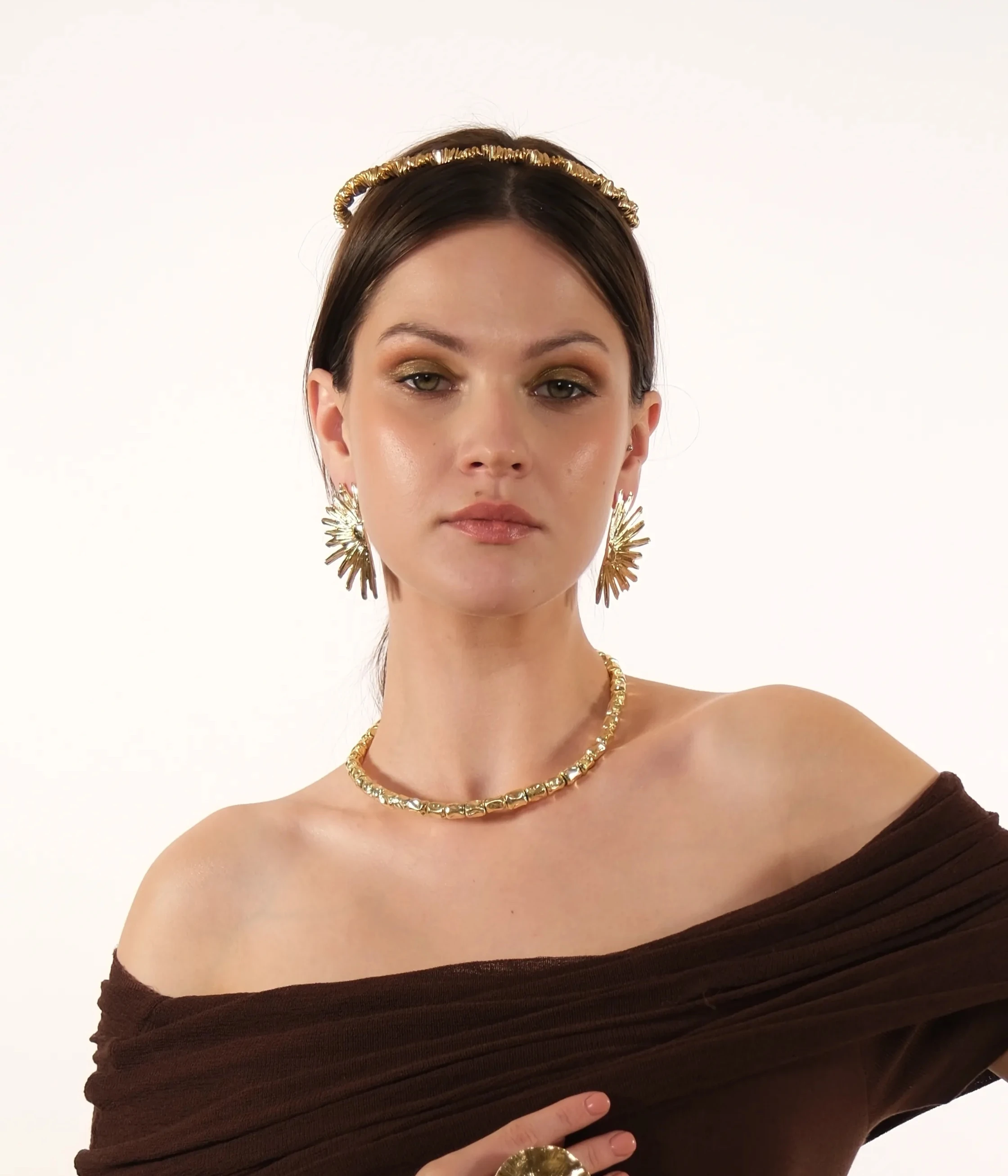 Altın kaplama yarım çiçek tasarım küpe