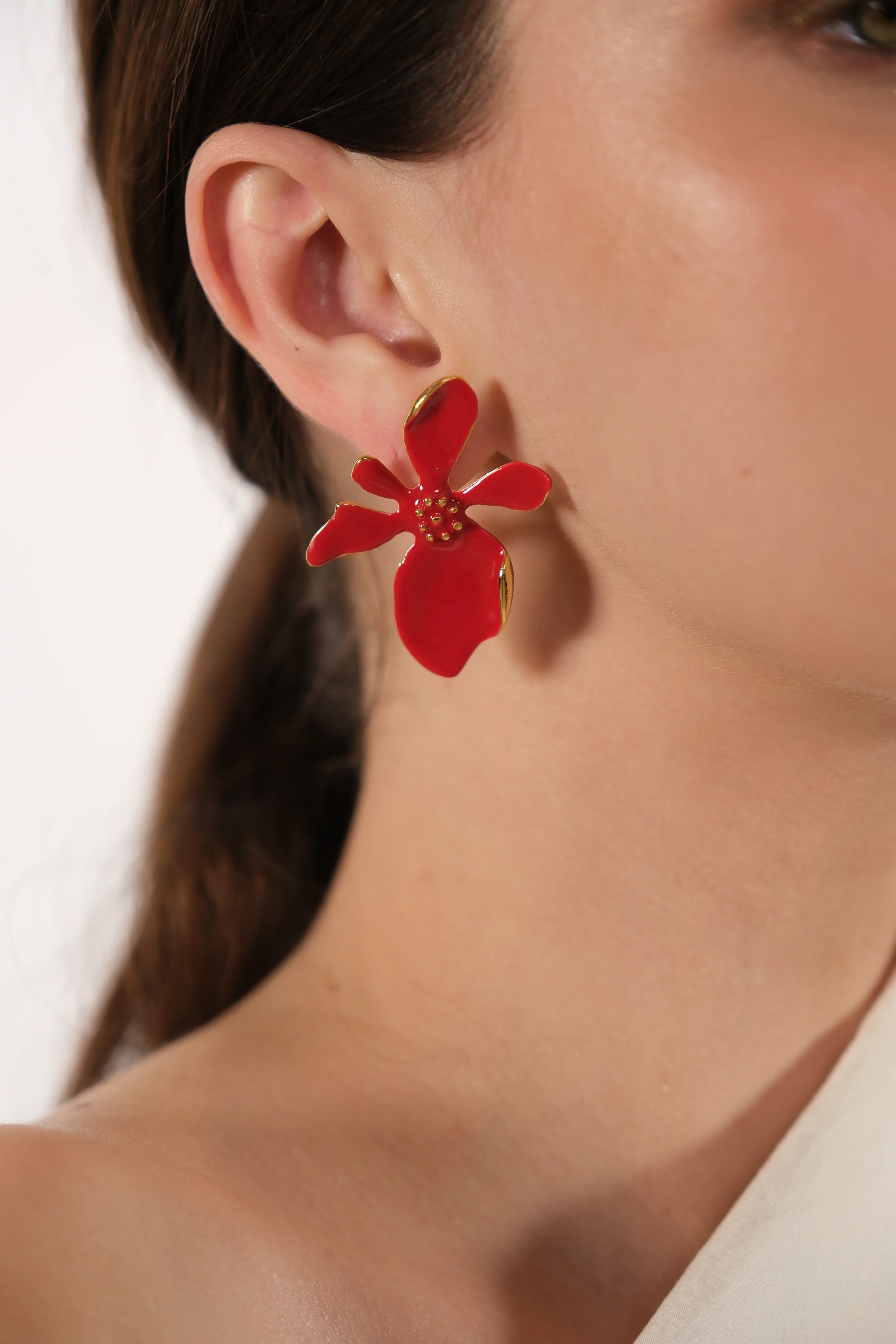 Altın kaplama kırmızı çiçek tasarım küpe