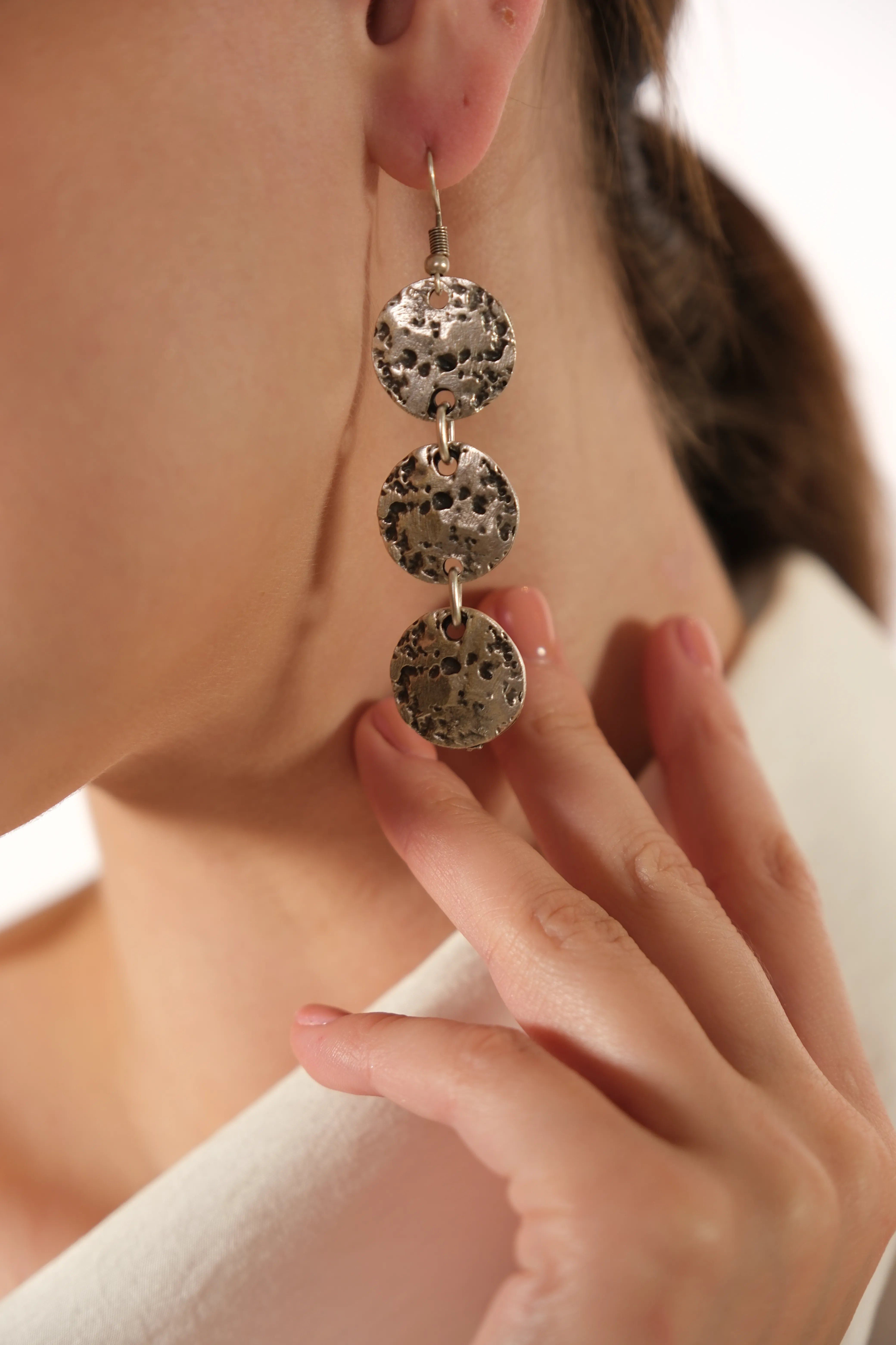 Gümüş kaplama sallantılı eskitme küpe