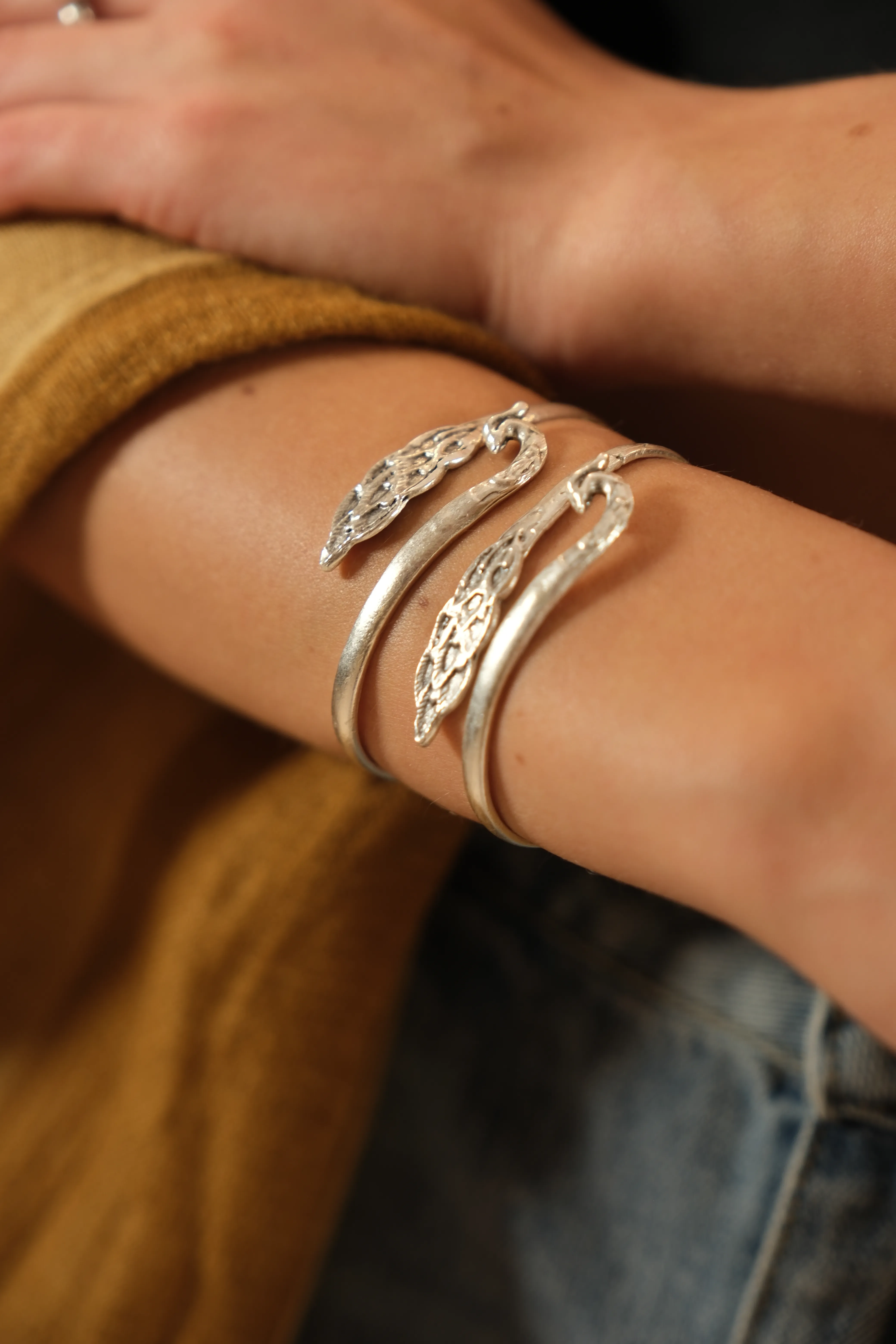 Gümüş kaplama yaprak detay tasarım kelepçe