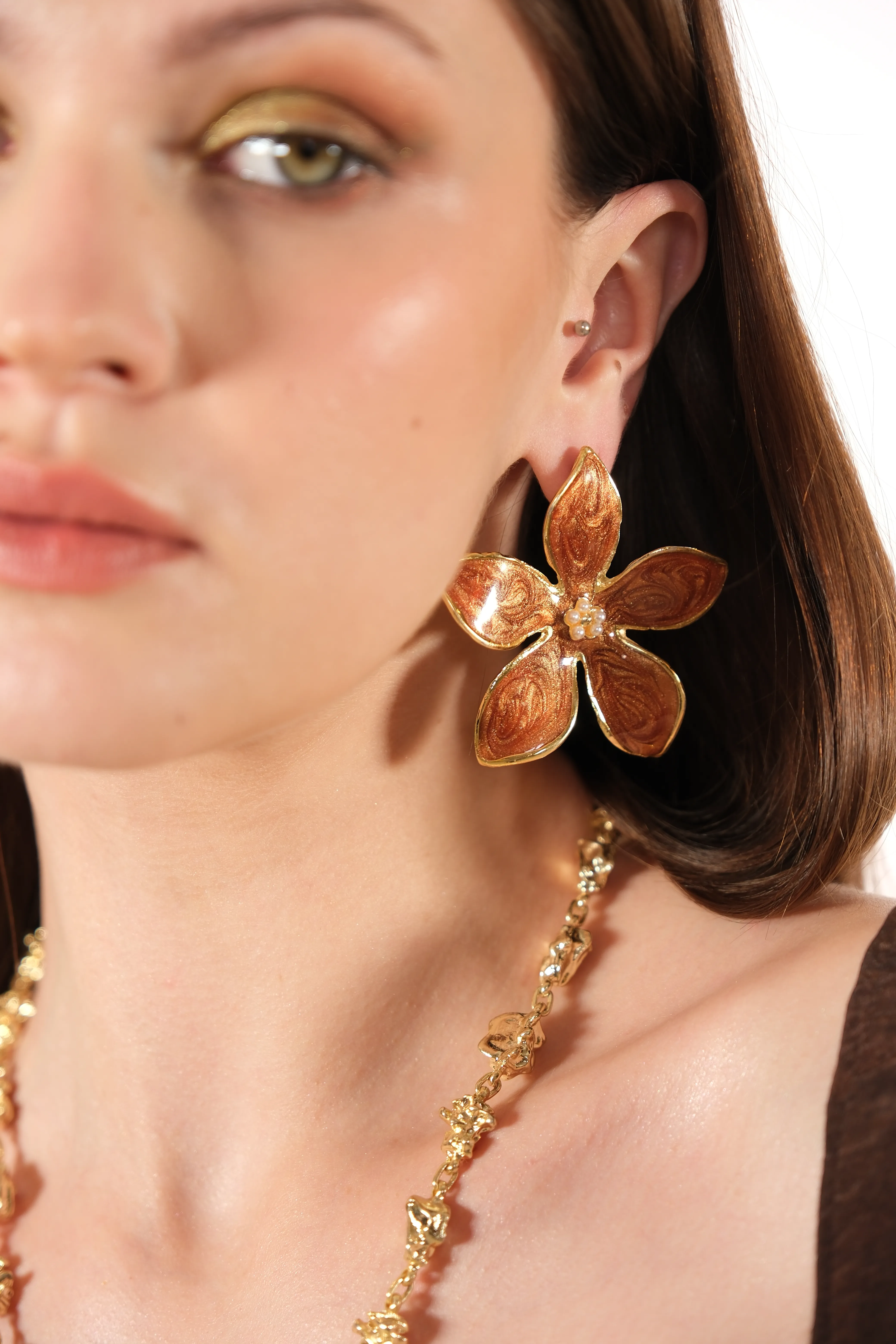 Altın kaplama çiçek detay tasarım küpe