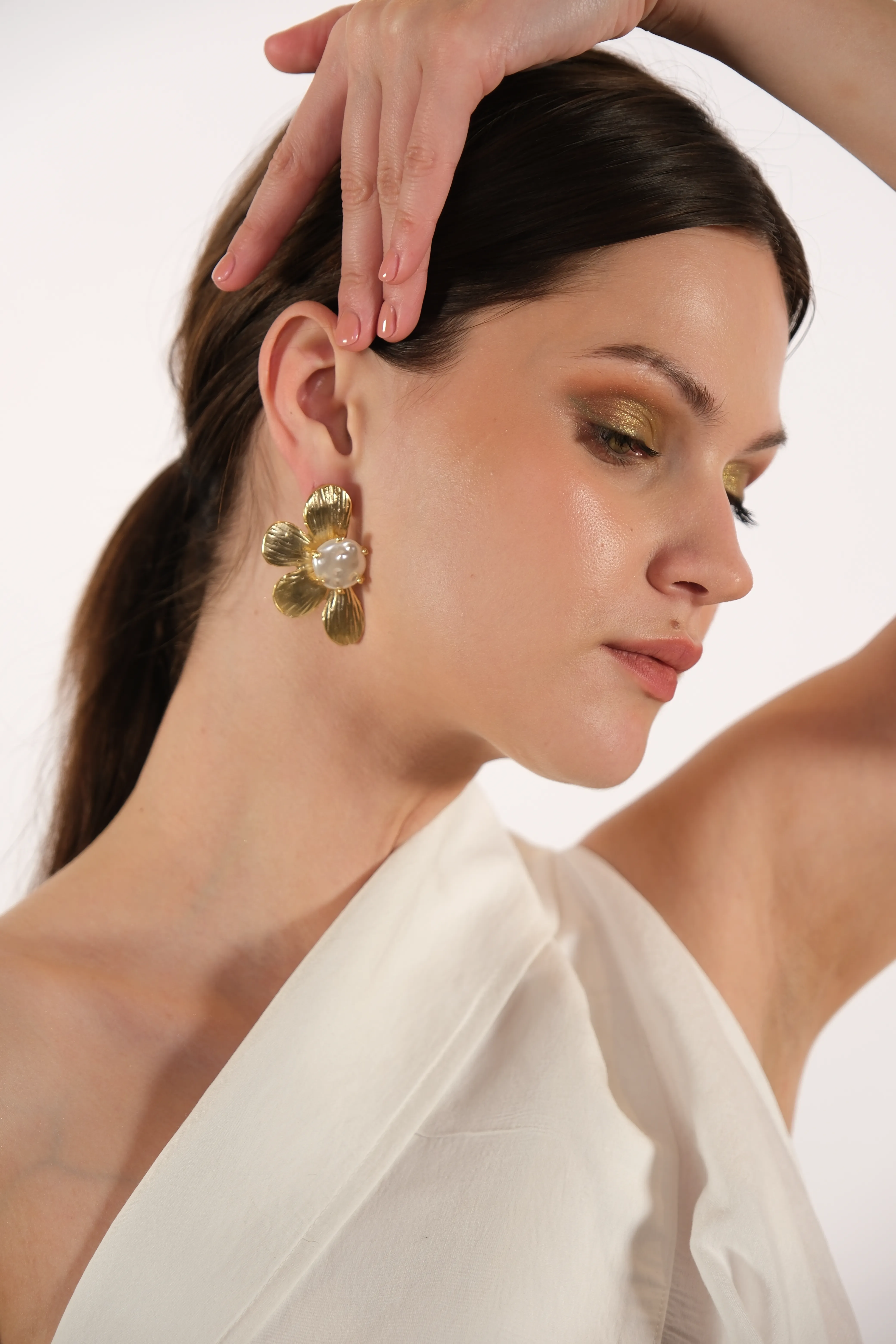 Altın kaplama inci detay çiçek tasarım küpe