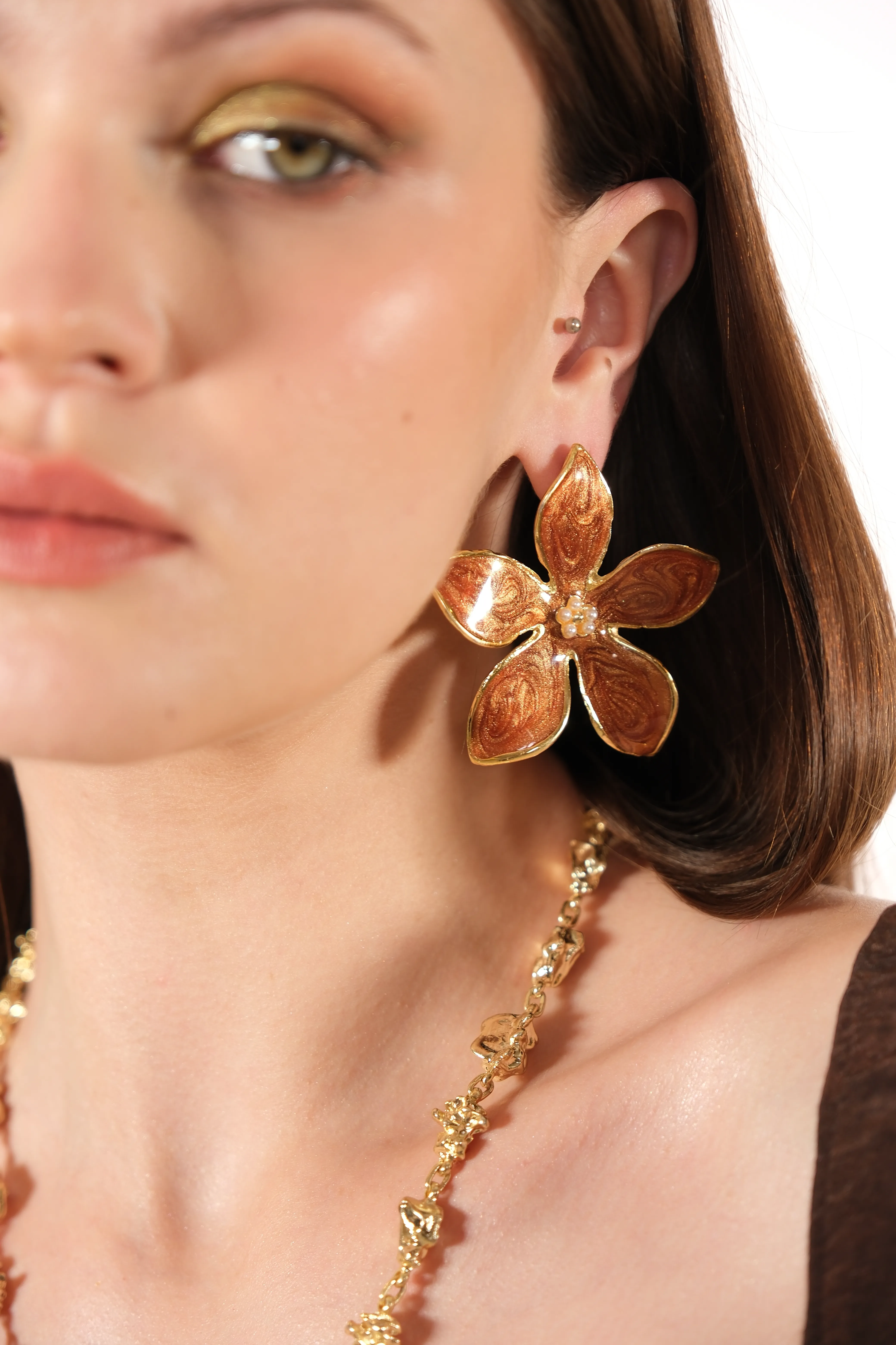 Altın kaplama çiçek detay tasarım küpe