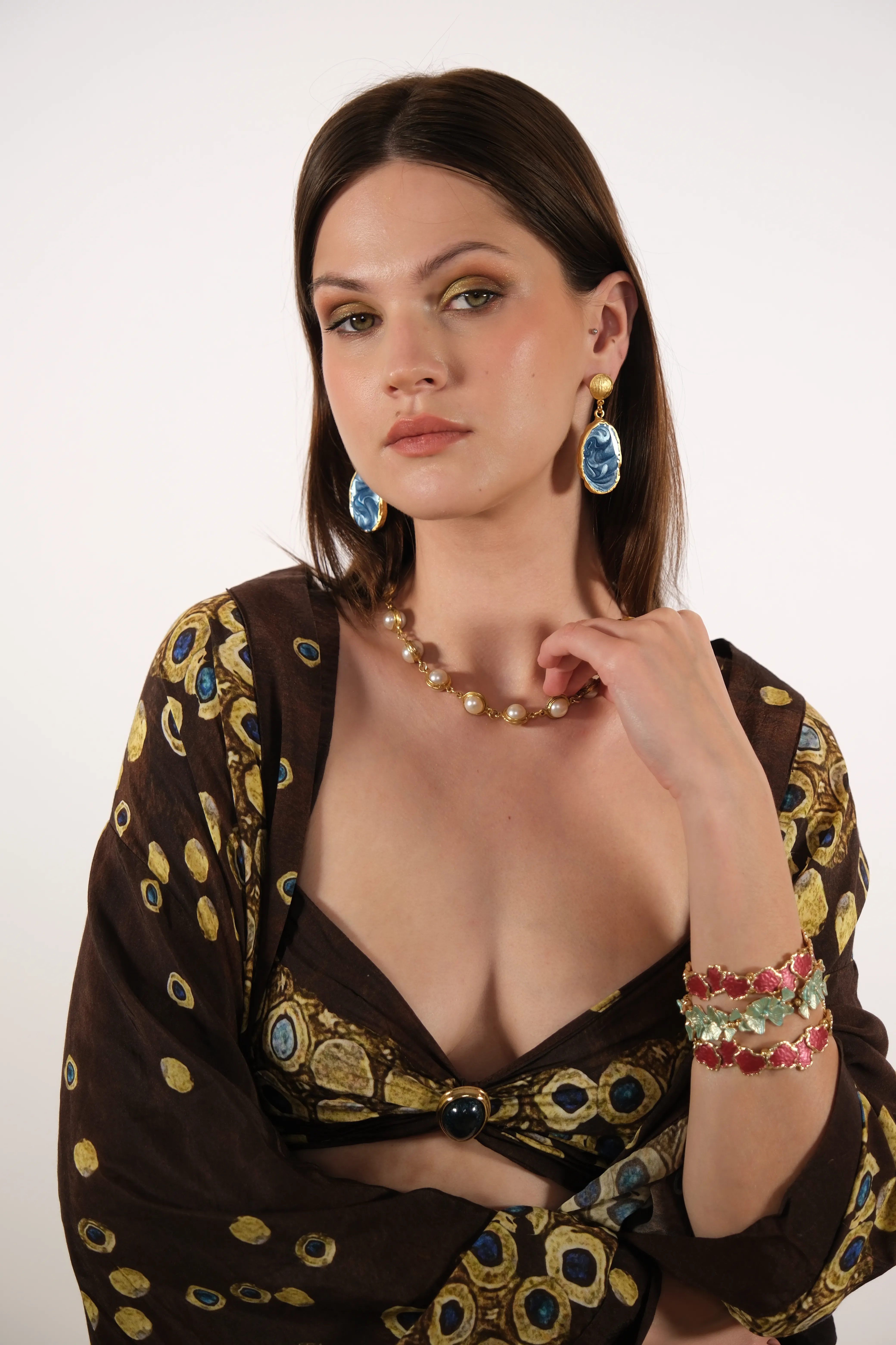 Altın kaplama sedefli lacivert küpe