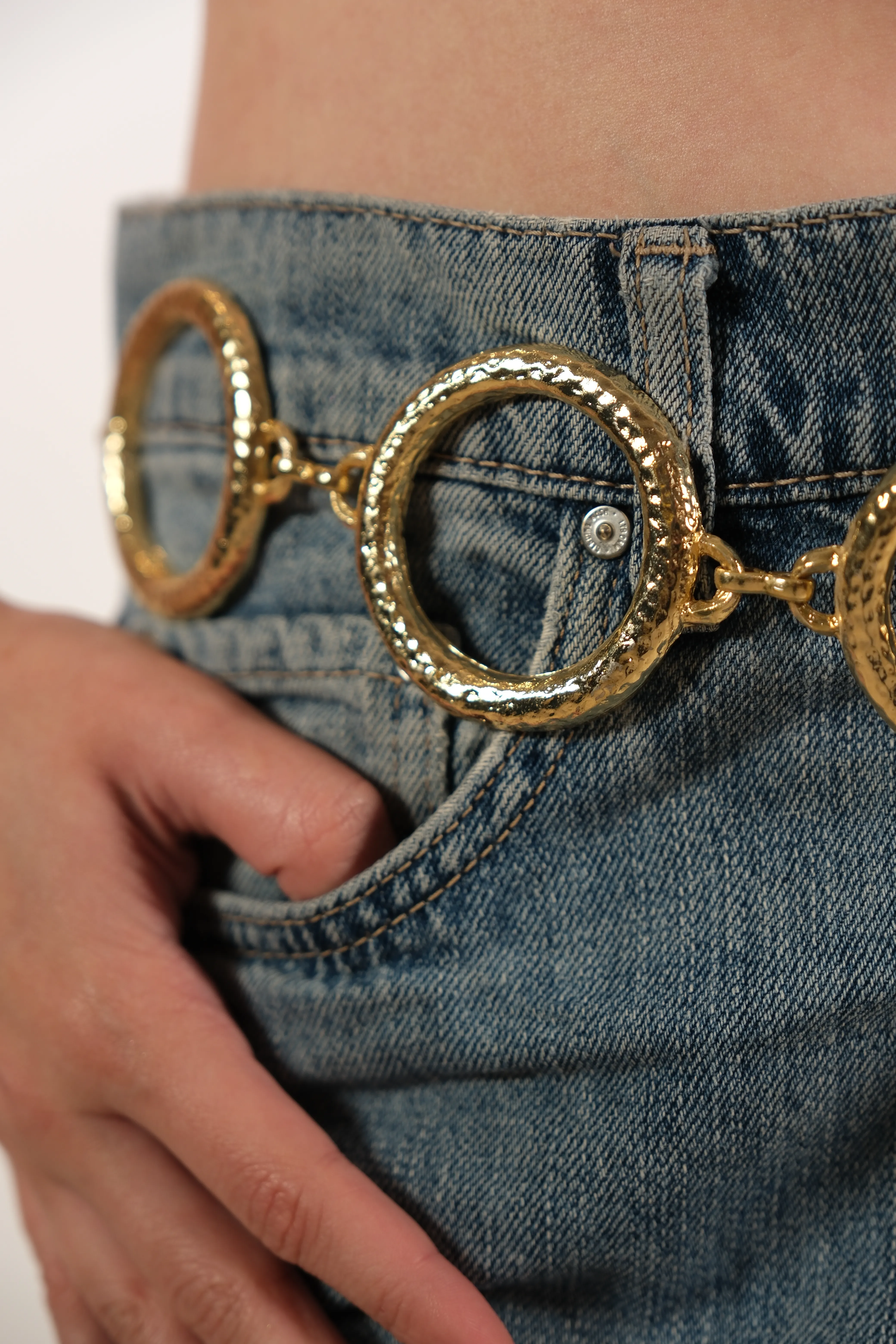 Altın kaplama çember tasarım kemer