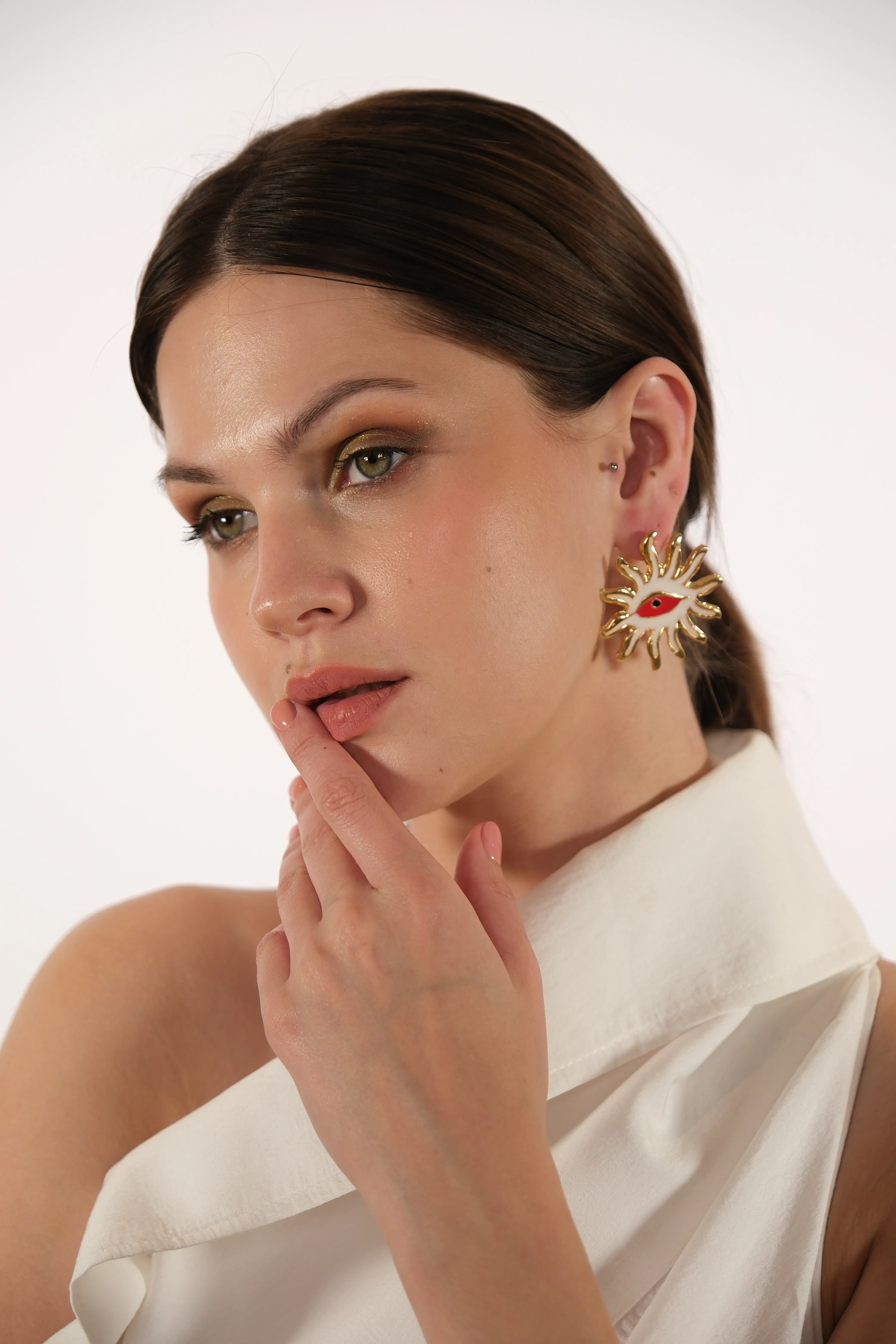 Altın kaplama kırmızı göz detay tasarım küpe