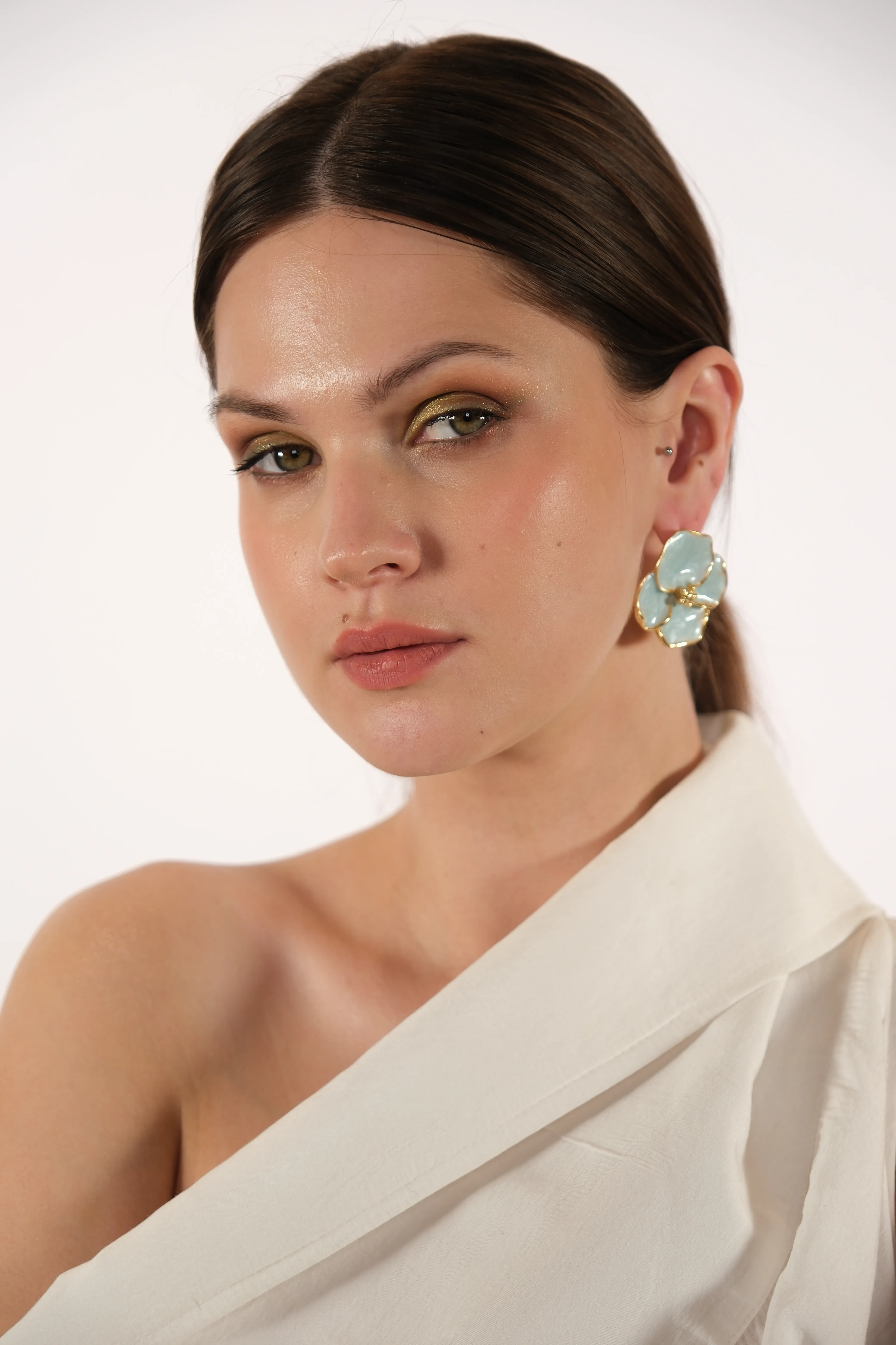 Altın kaplama açık mavi çiçek küpe