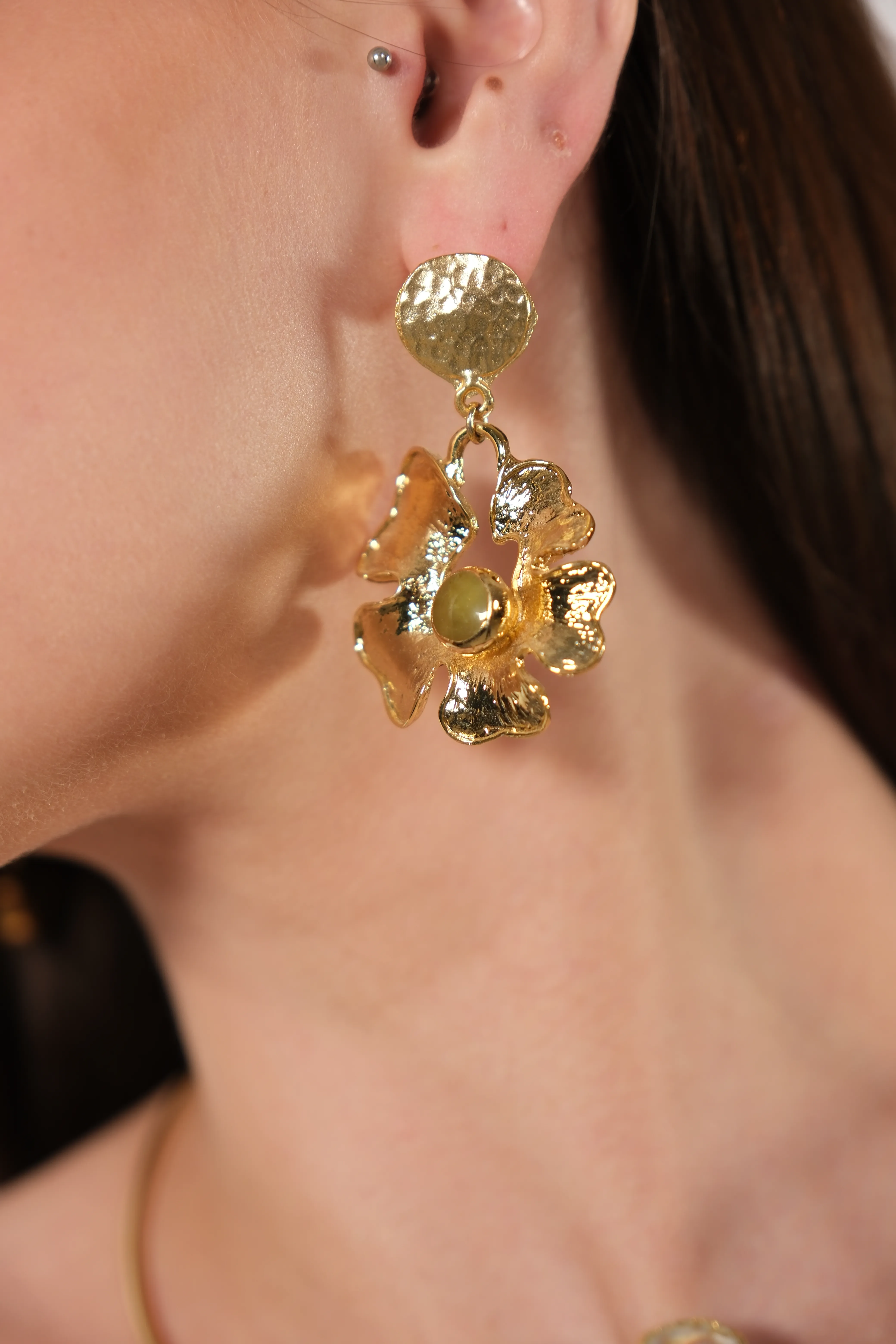 Altın kaplama tasarım çiçek küpe