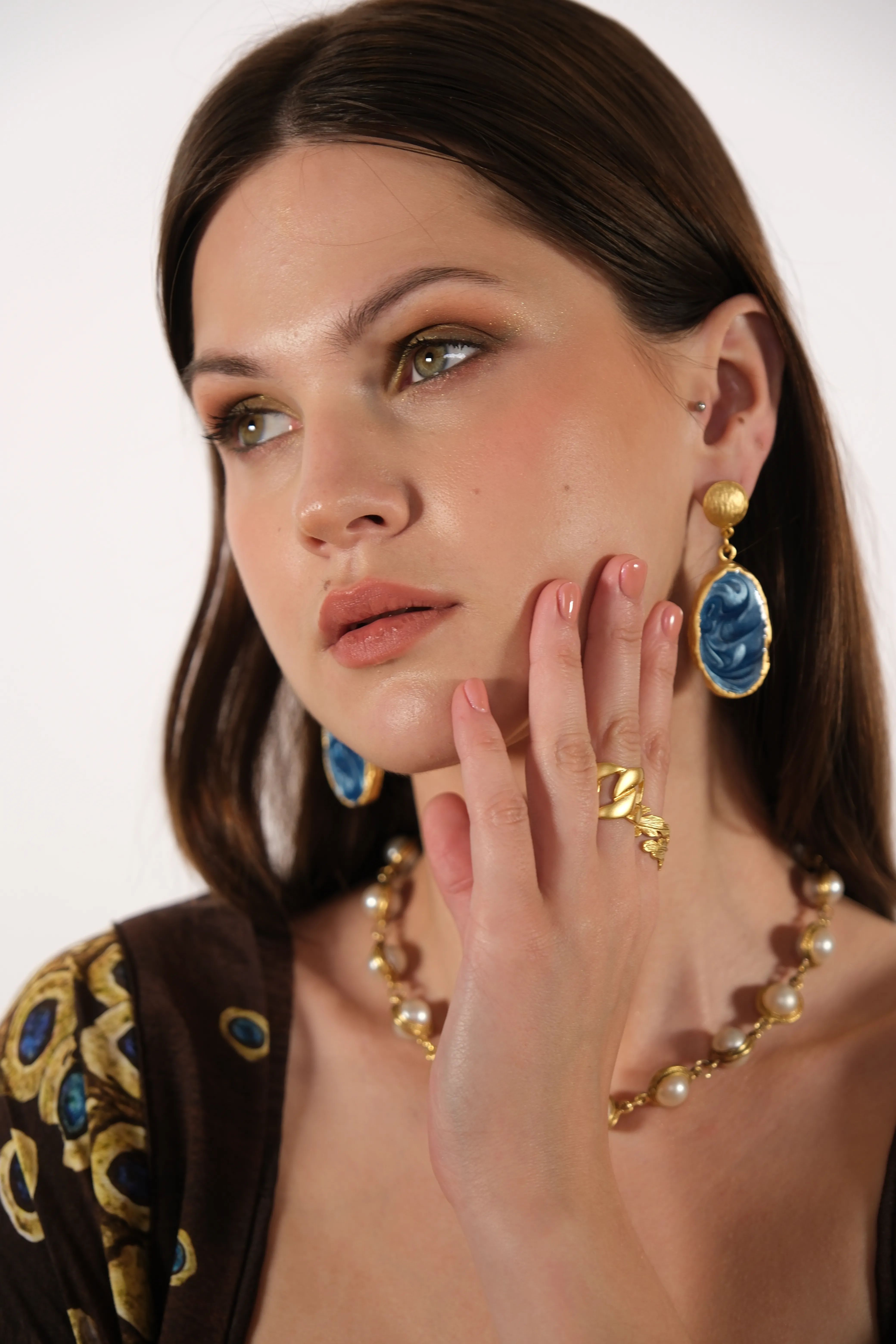 Altın kaplama sedefli lacivert küpe