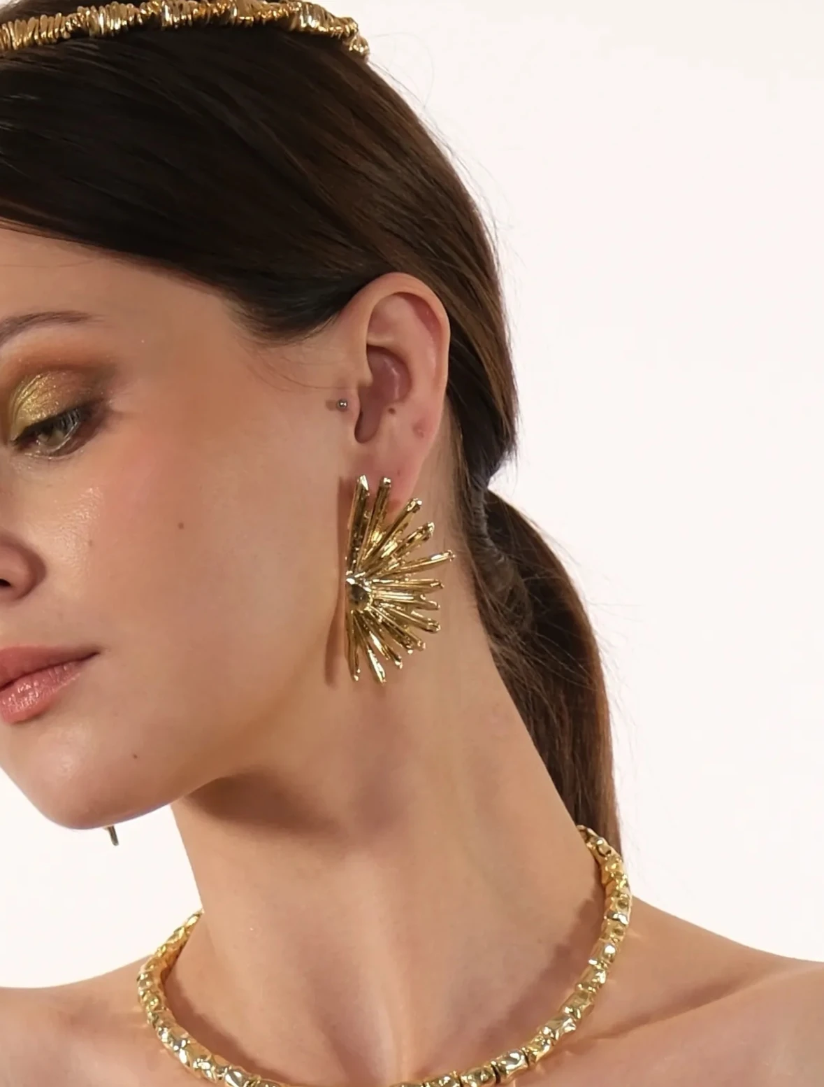 Altın kaplama yarım çiçek tasarım küpe