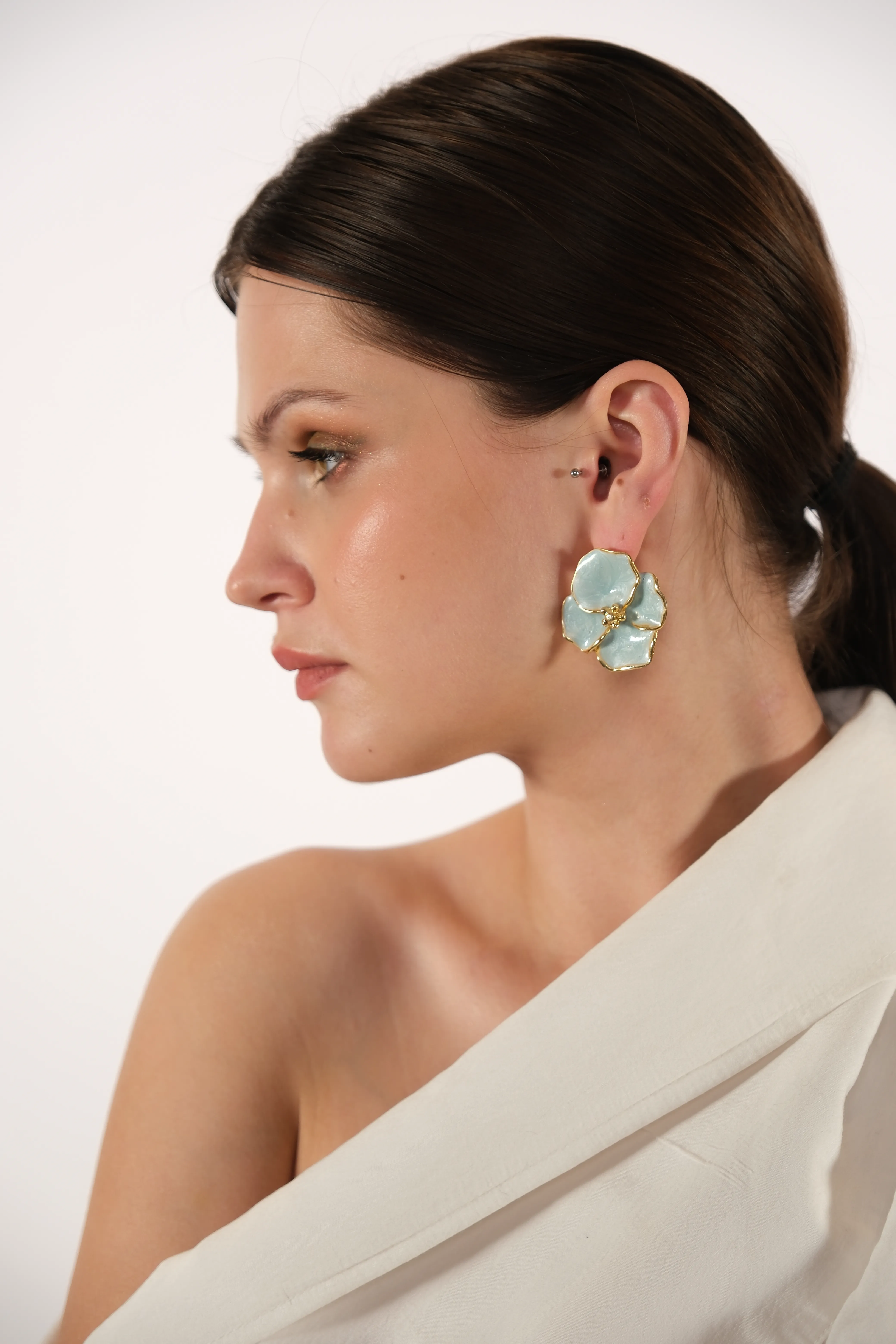 Altın kaplama açık mavi çiçek küpe