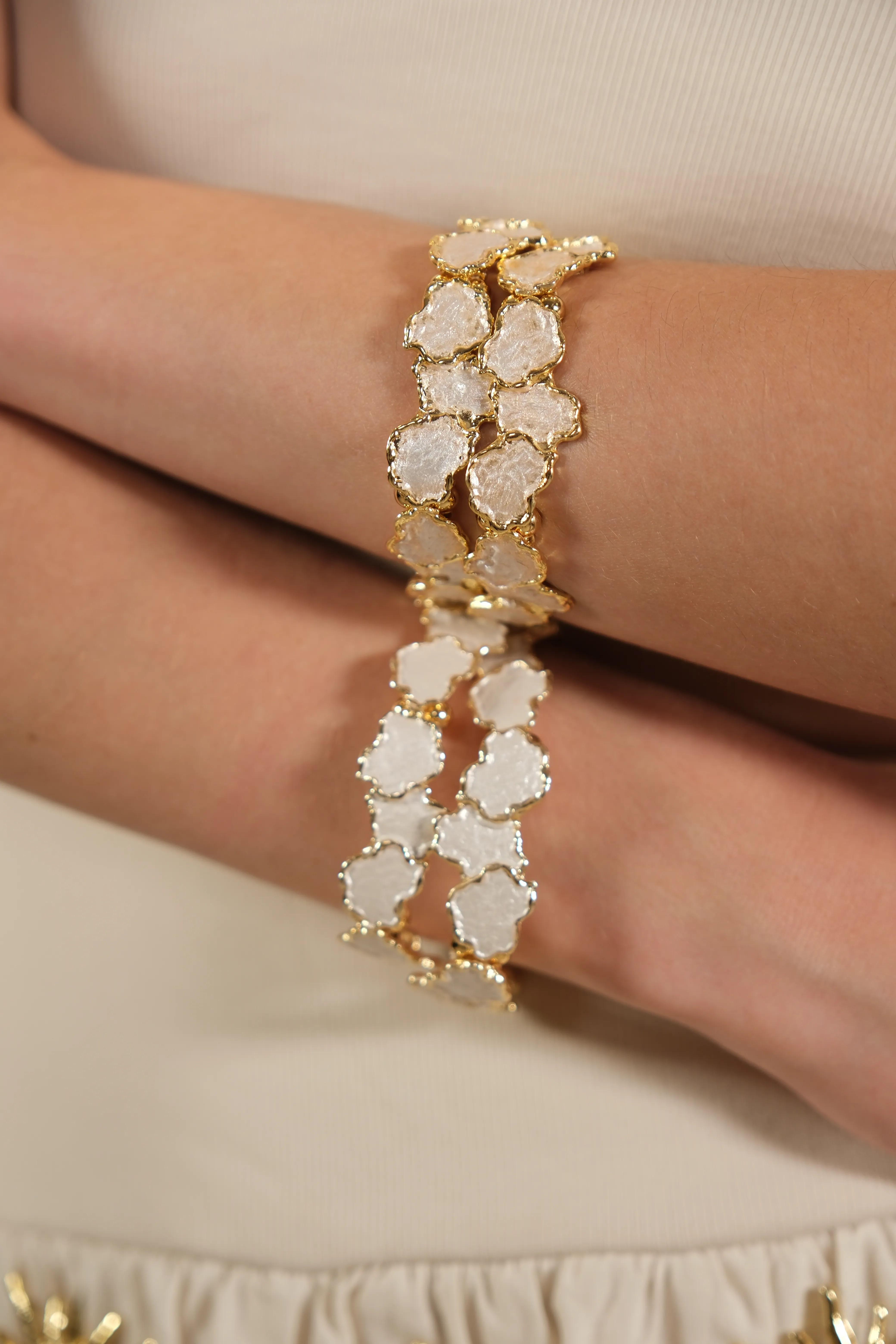 Gold detaylı kırık beyaz bilezik