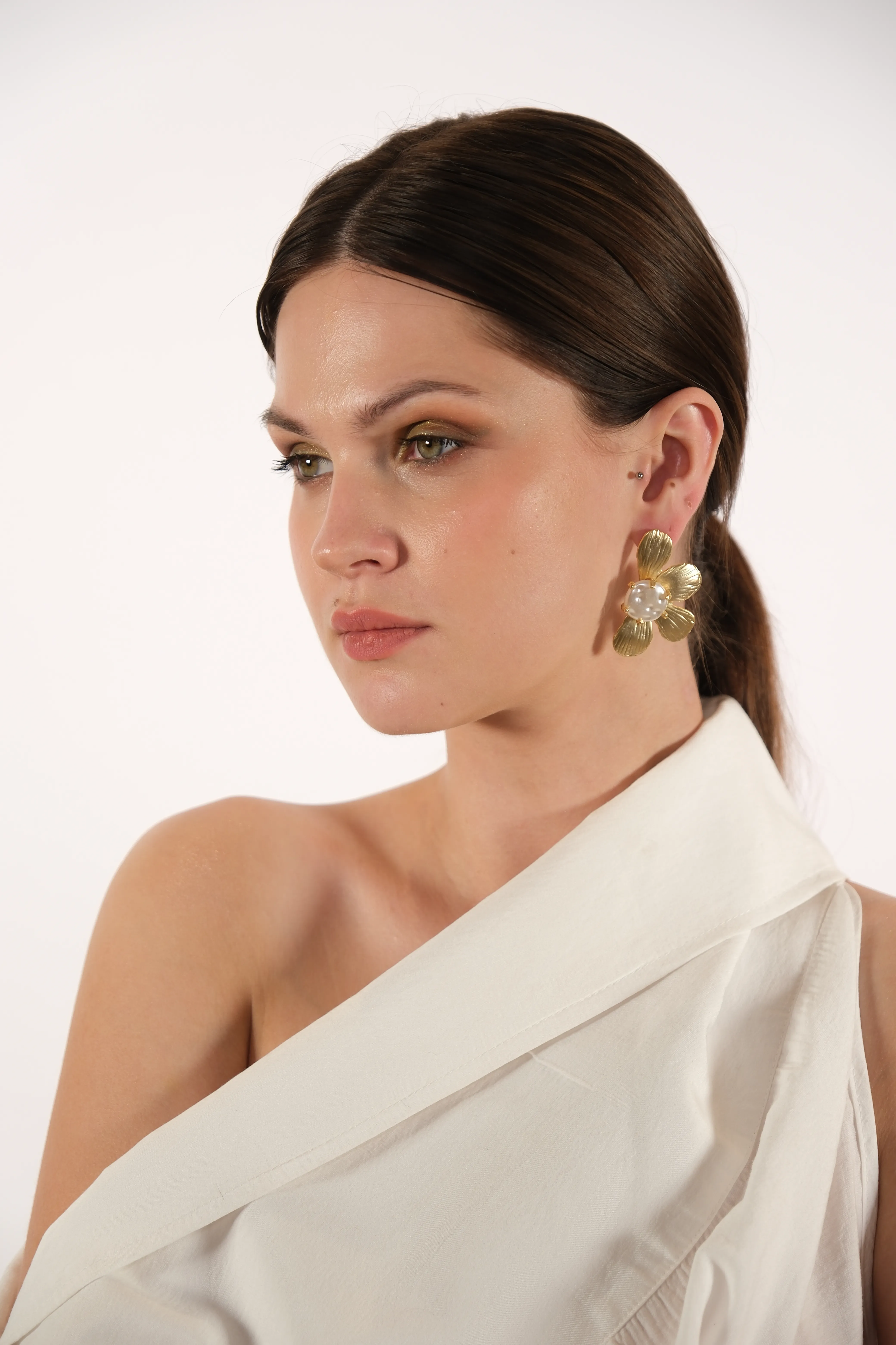 Altın kaplama inci detay çiçek tasarım küpe