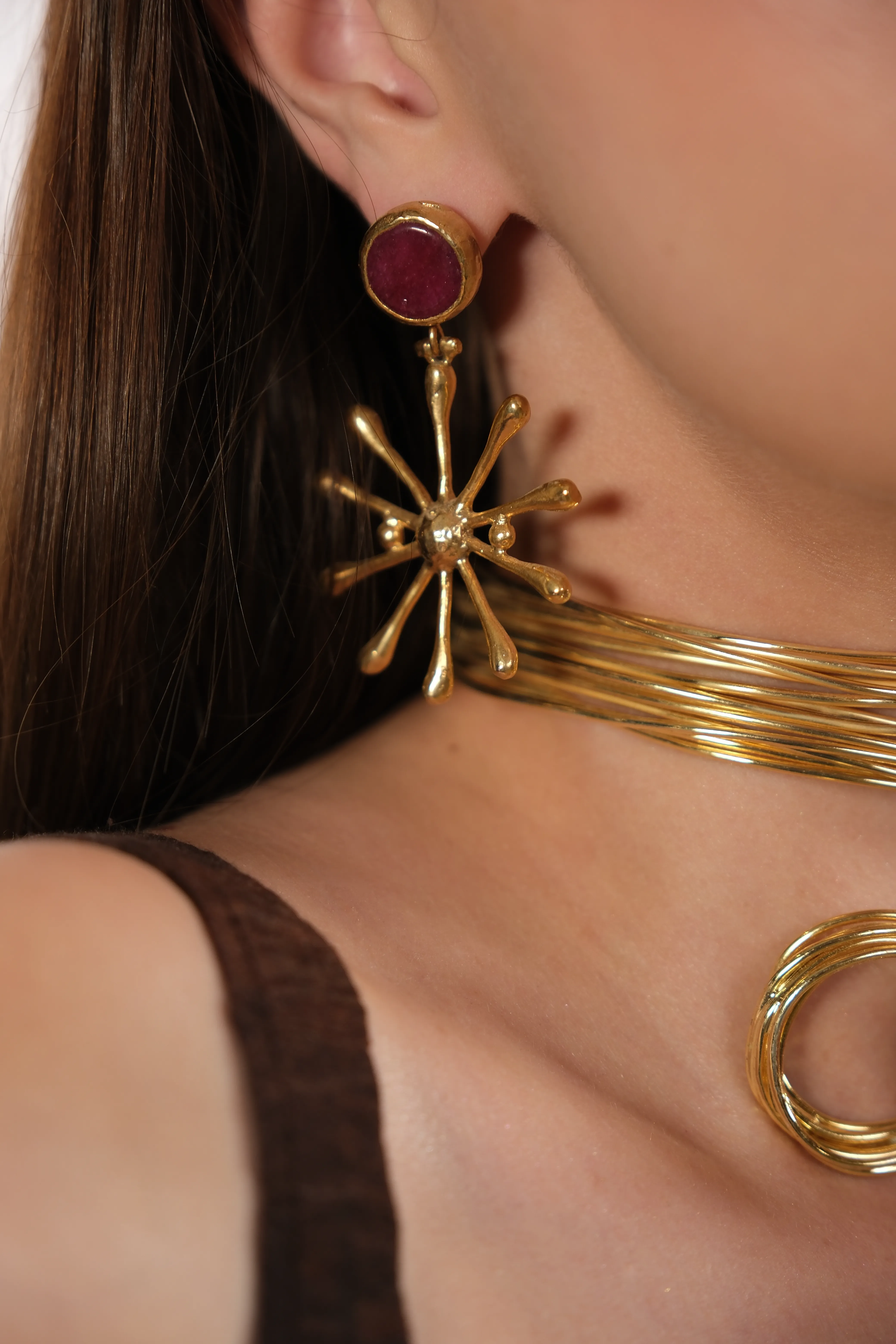 Altın kaplama bordo detay tasarım küpe