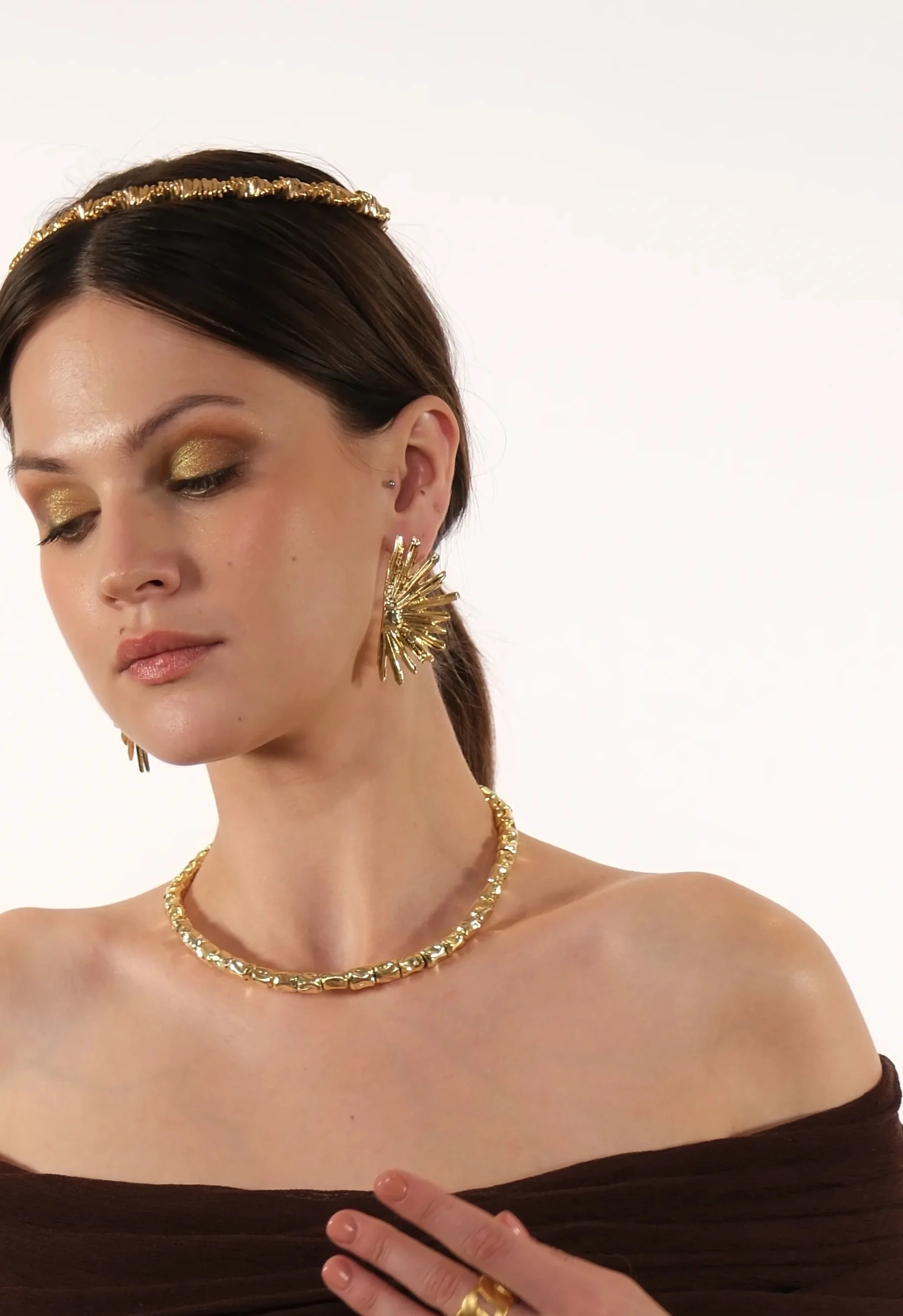 Altın kaplama yarım çiçek tasarım küpe