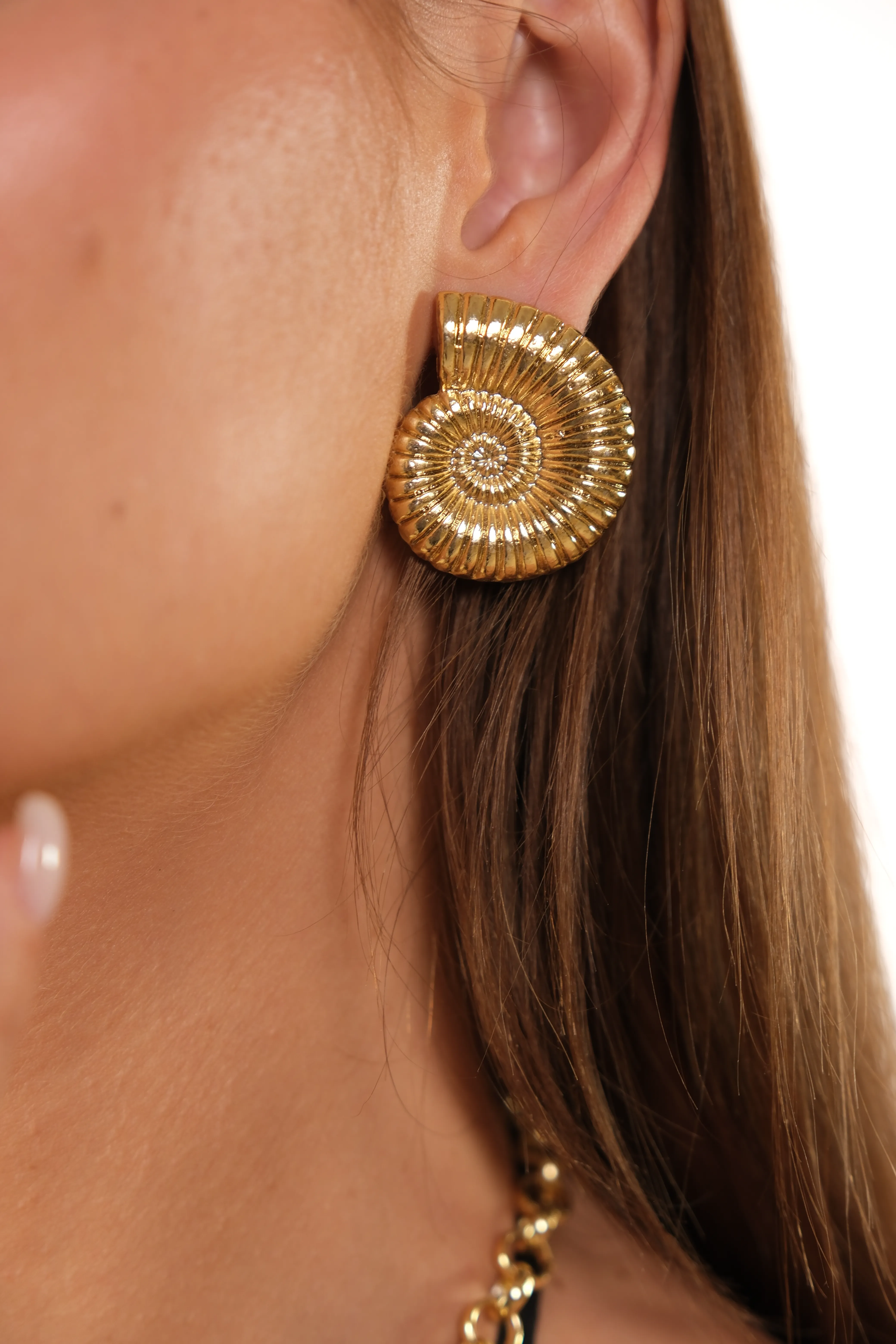 Altın kaplama deniz kabuğu küpe