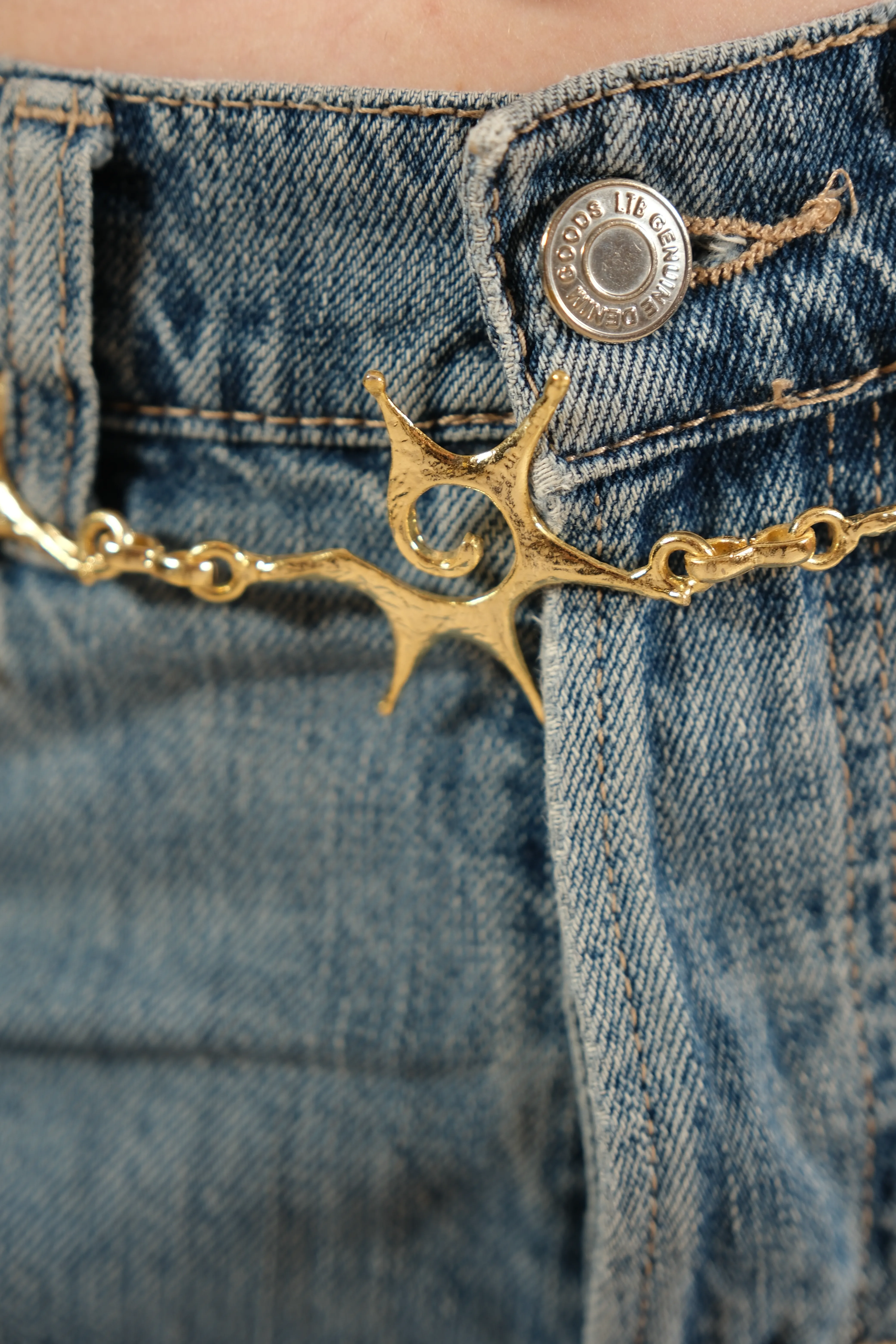 Altın kaplama minimal tasarım kemer