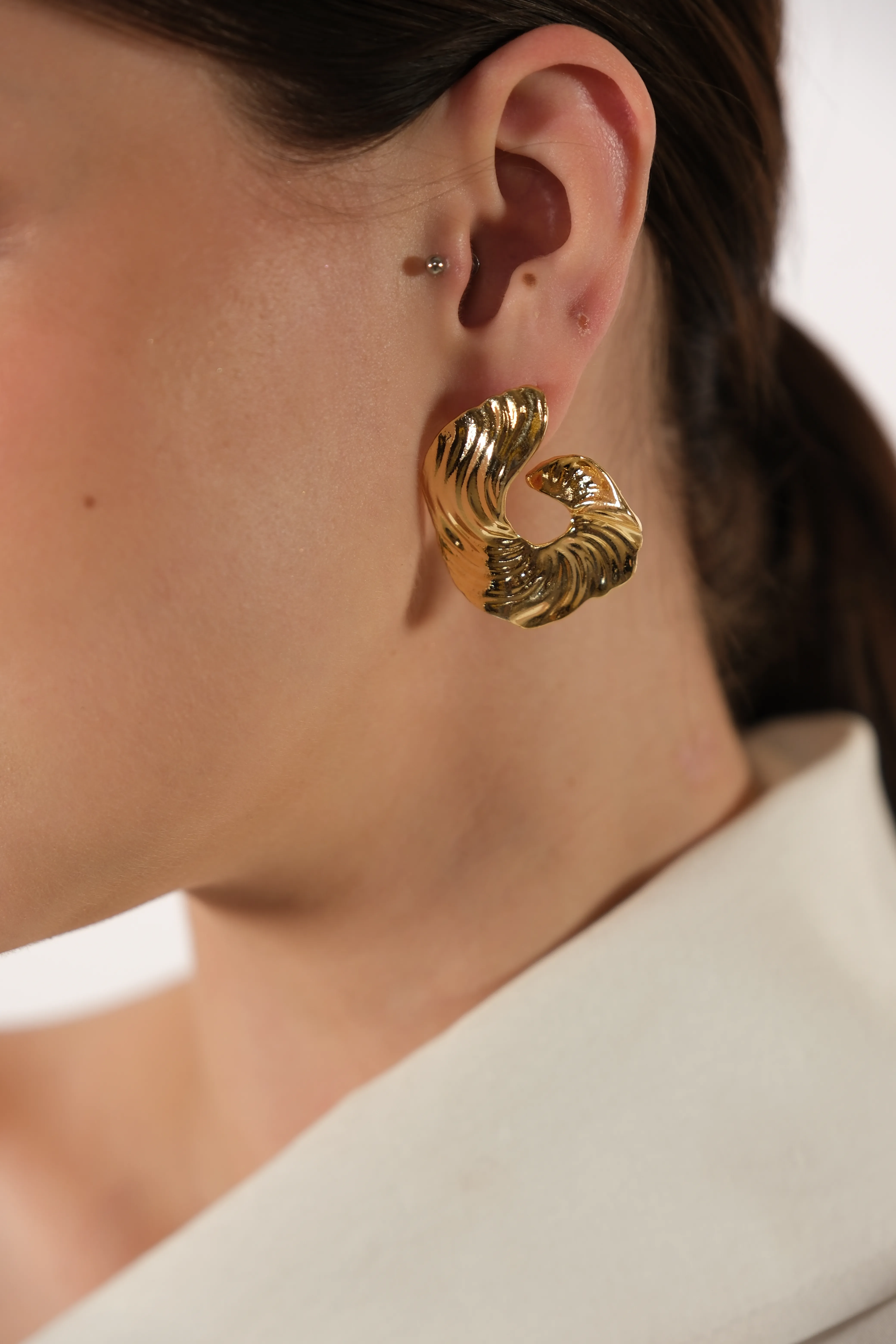 Altın kaplama çizgisel tasarım küpe