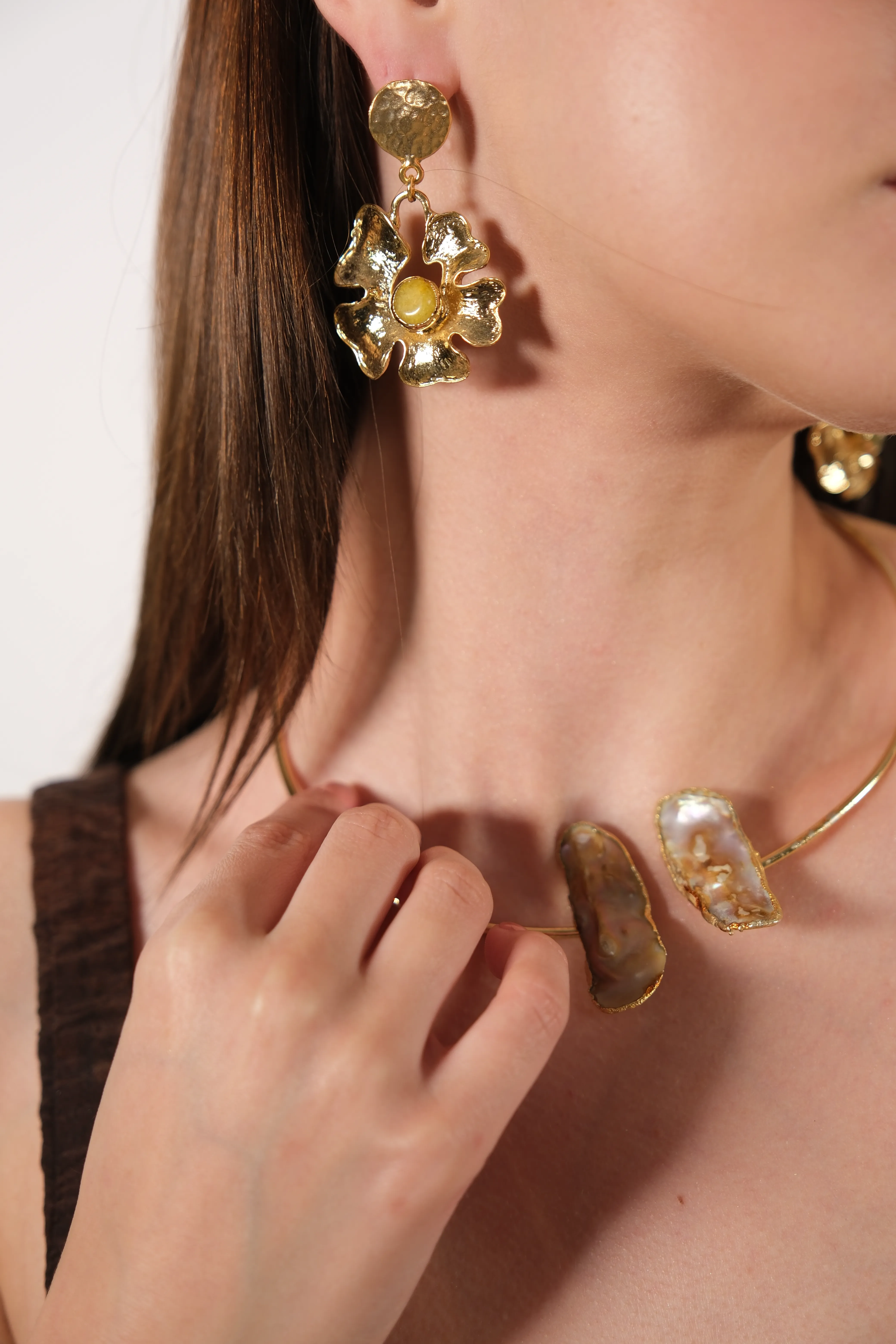 Altın kaplama tasarım çiçek küpe