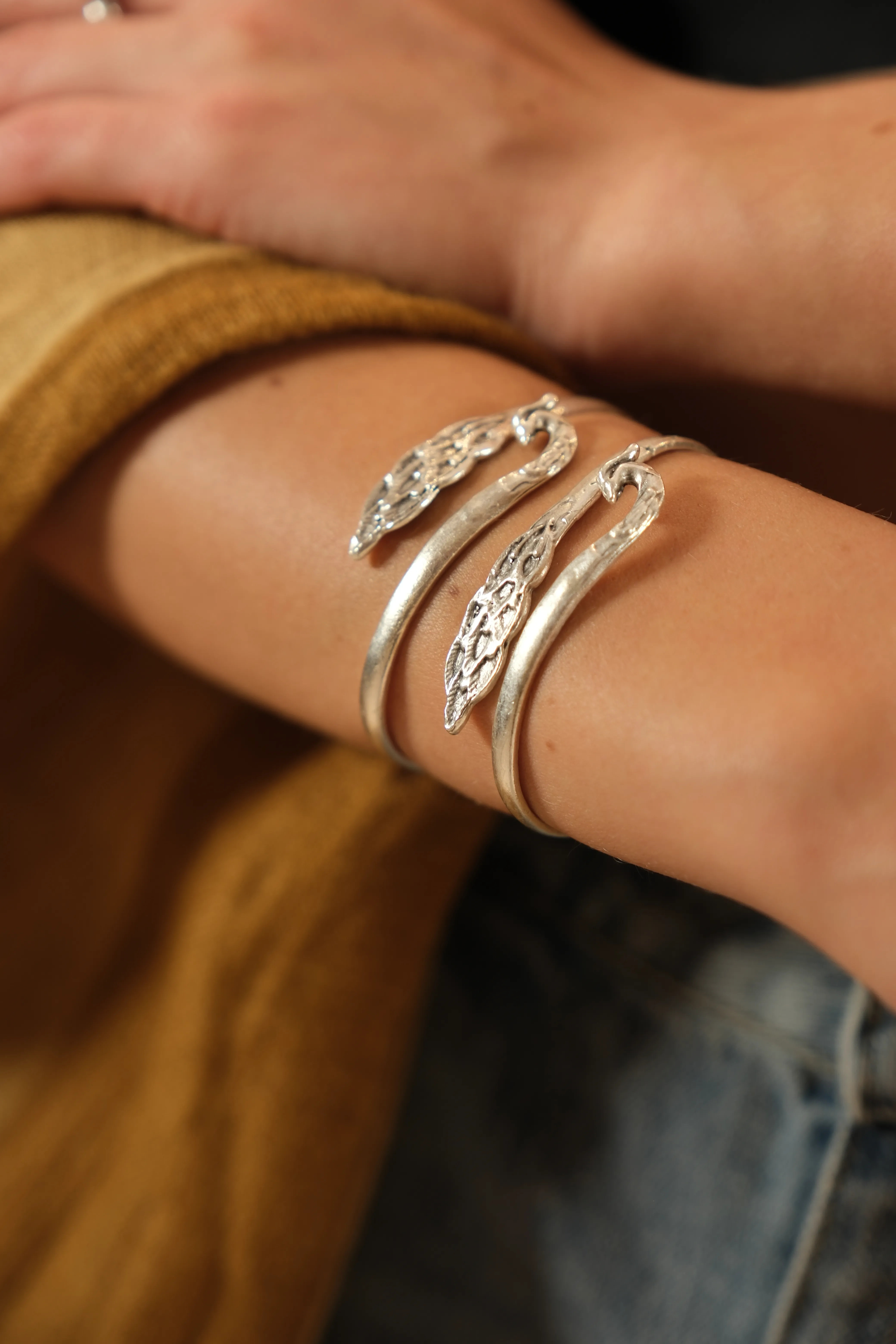 Gümüş kaplama yaprak detay tasarım kelepçe