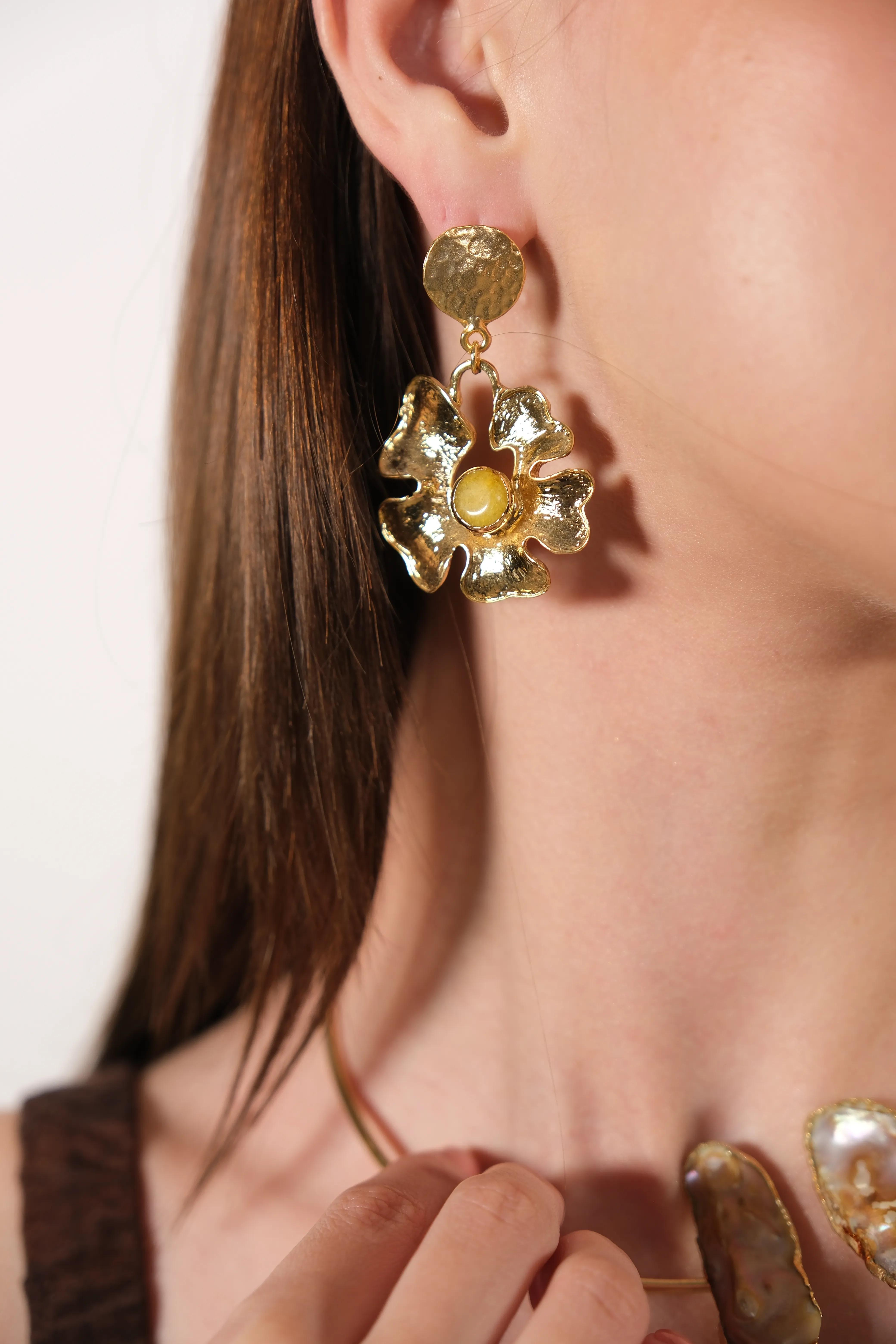 Altın kaplama tasarım çiçek küpe