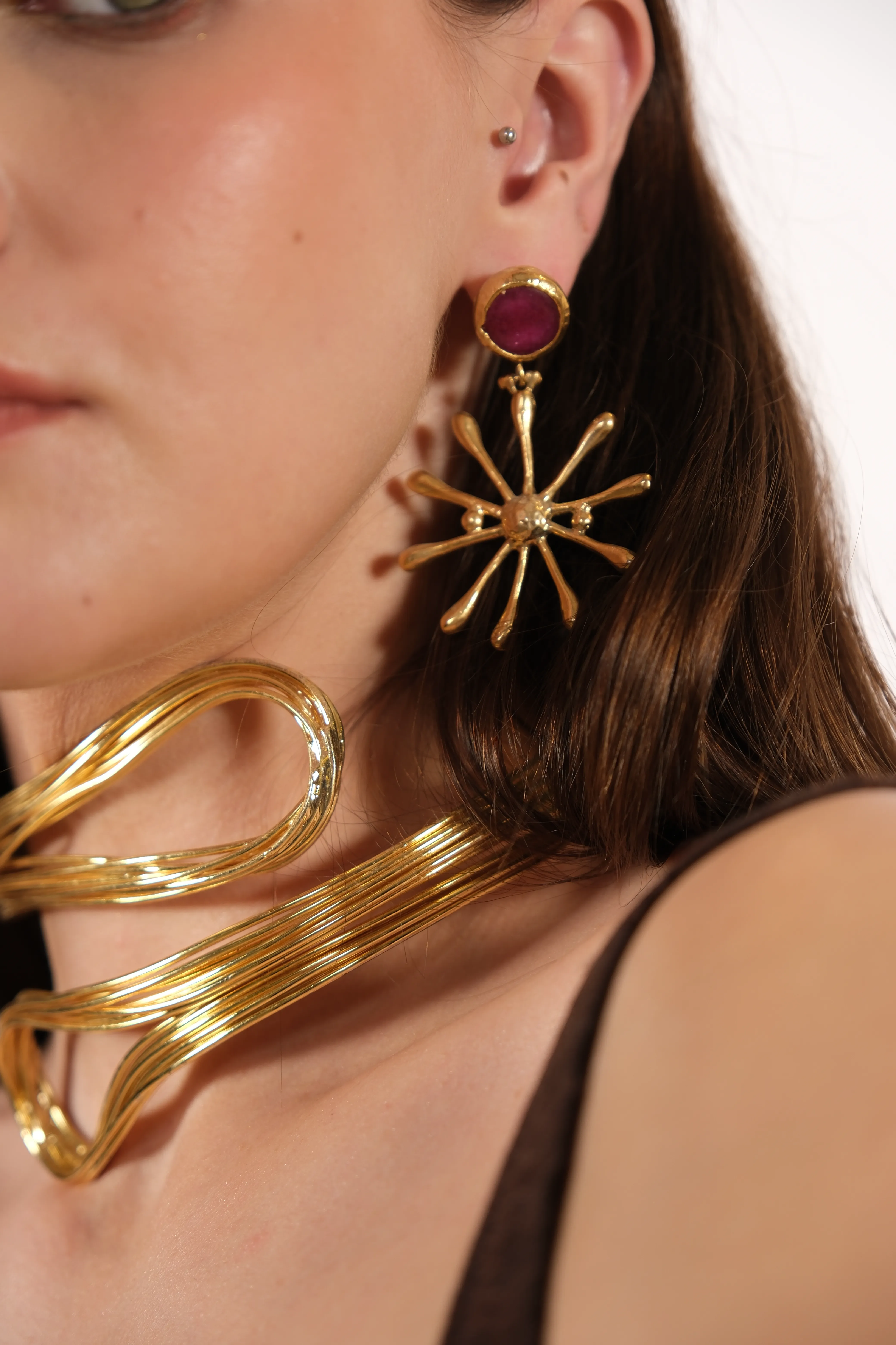 Altın kaplama bordo detay tasarım küpe