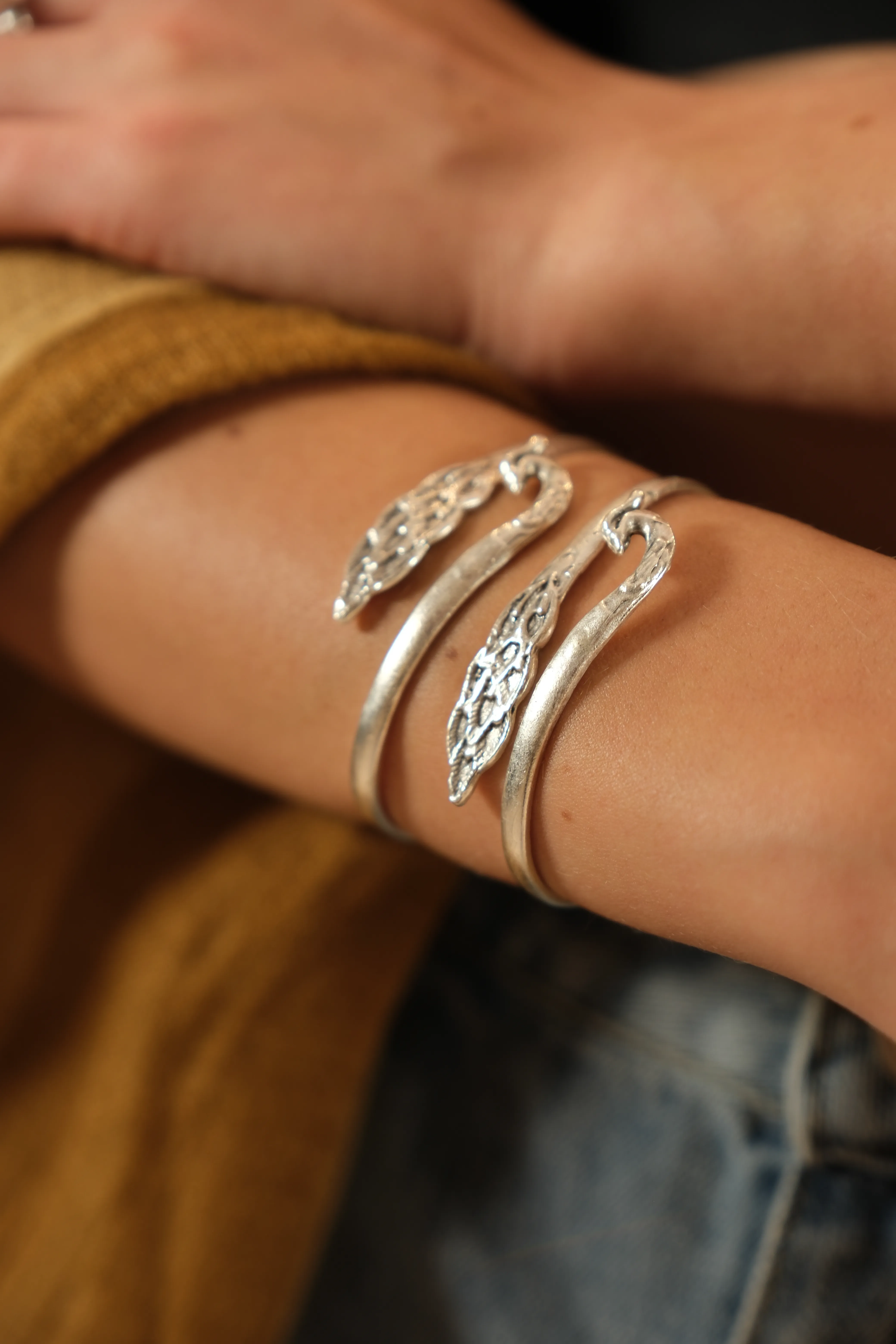 Gümüş kaplama yaprak detay tasarım kelepçe