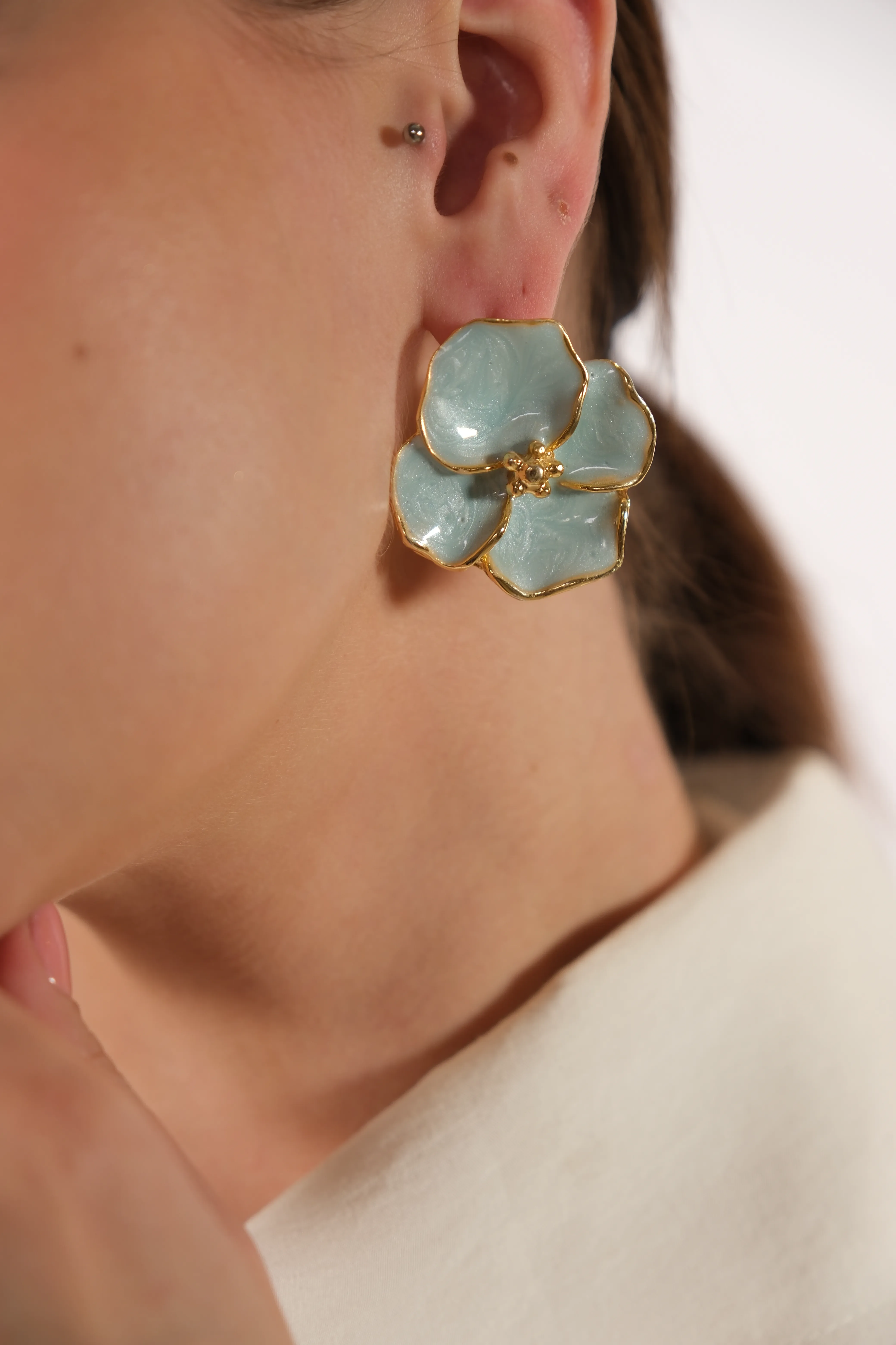 Altın kaplama açık mavi çiçek küpe