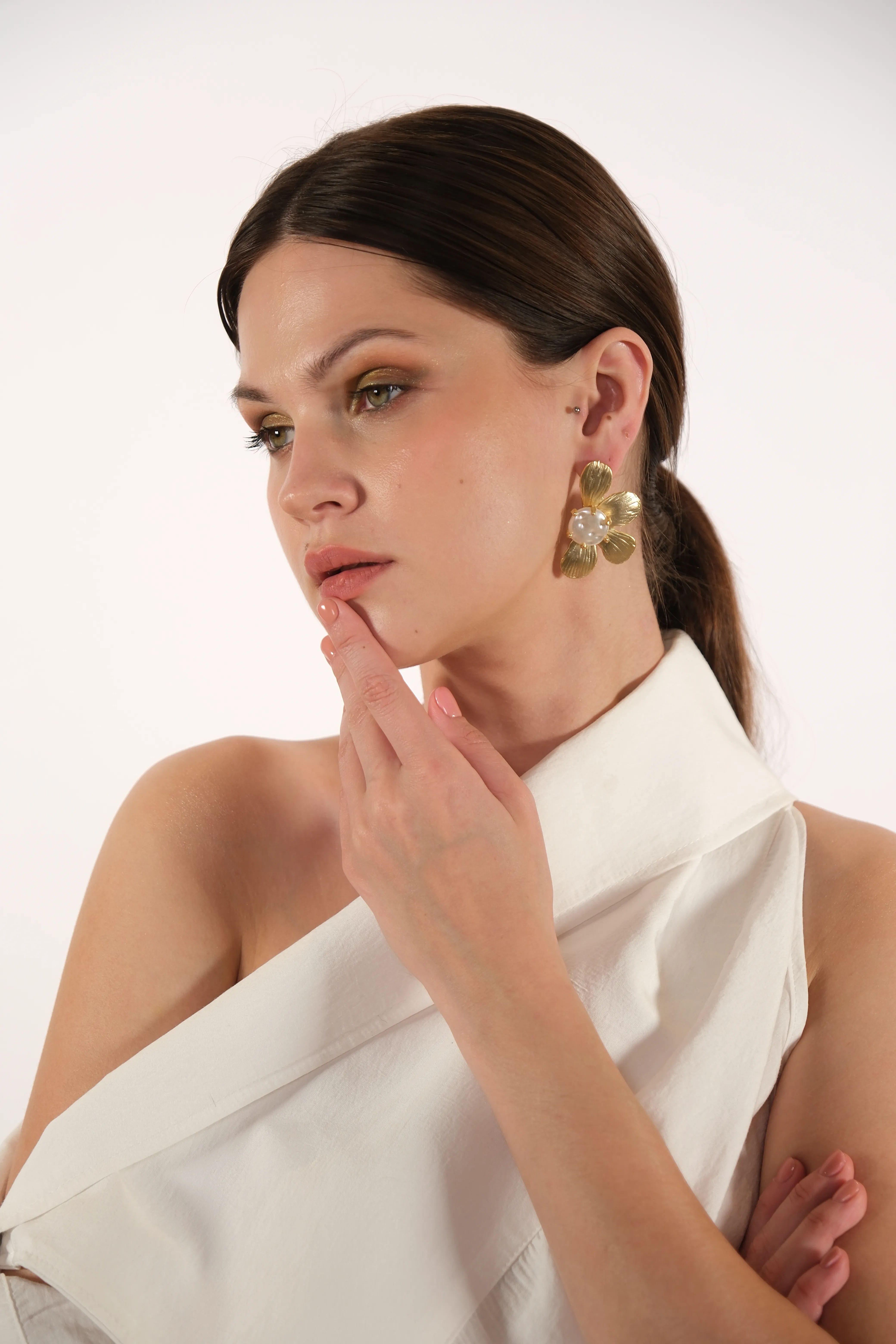 Altın kaplama inci detay çiçek tasarım küpe