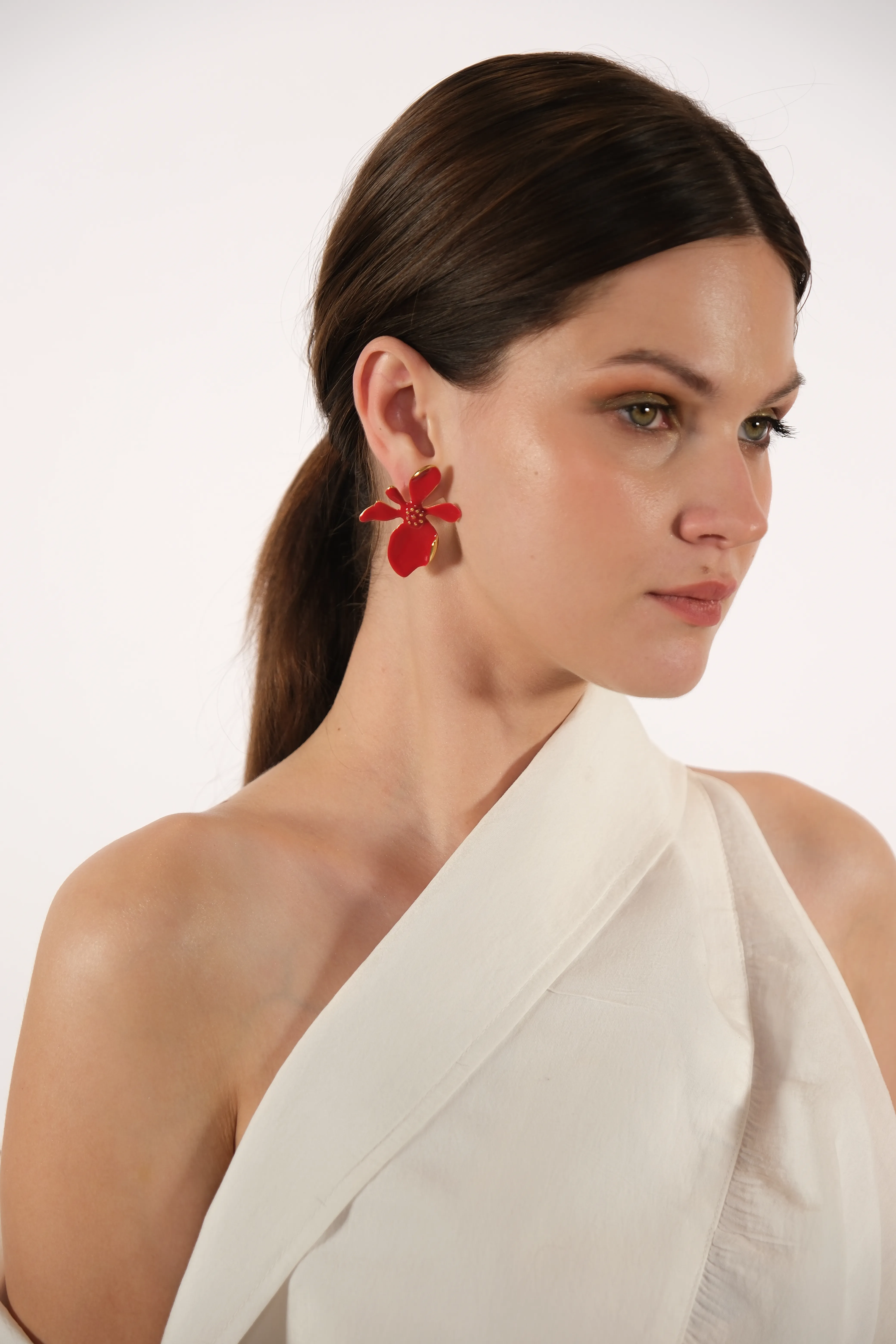 Altın kaplama kırmızı çiçek tasarım küpe