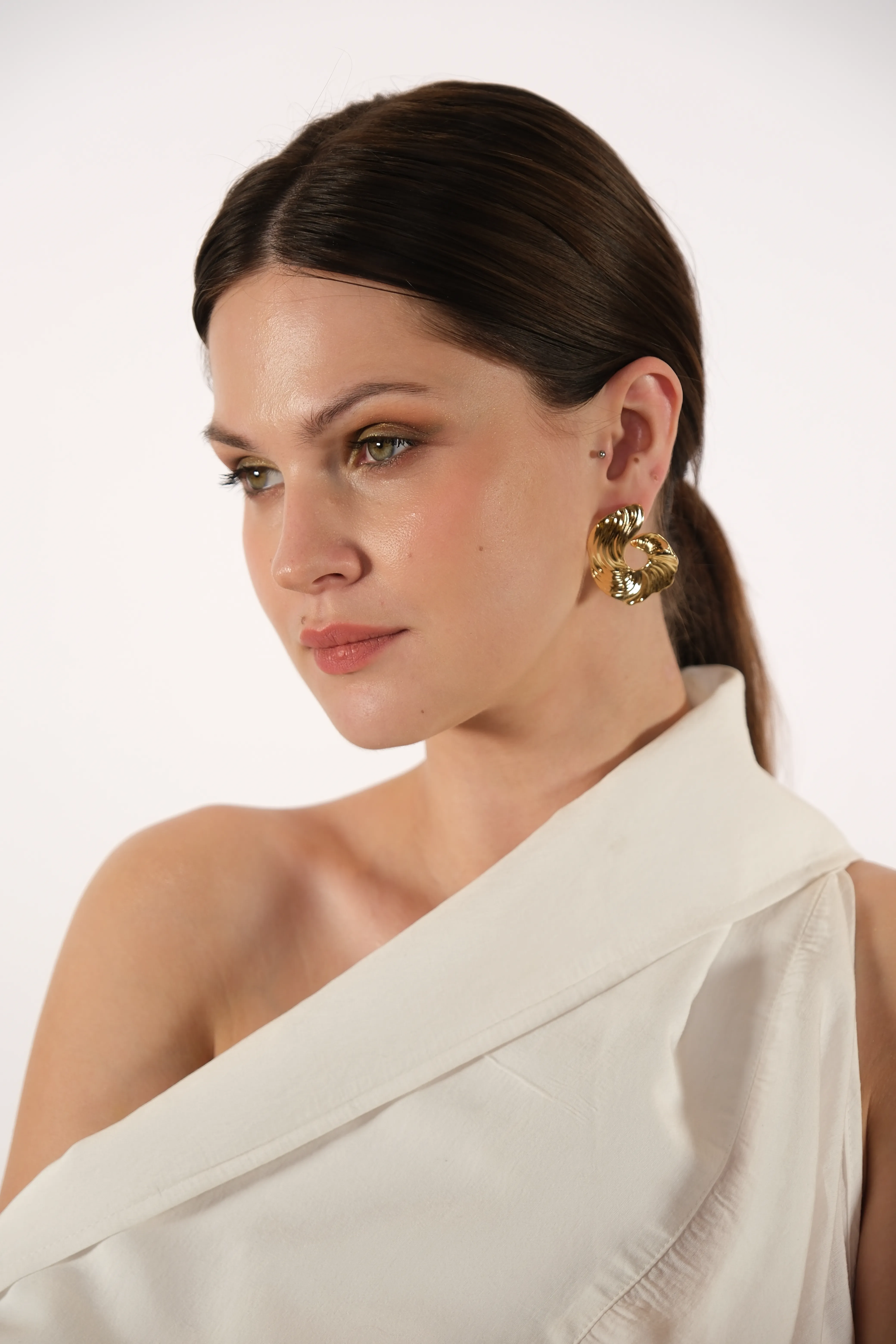 Altın kaplama çizgisel tasarım küpe