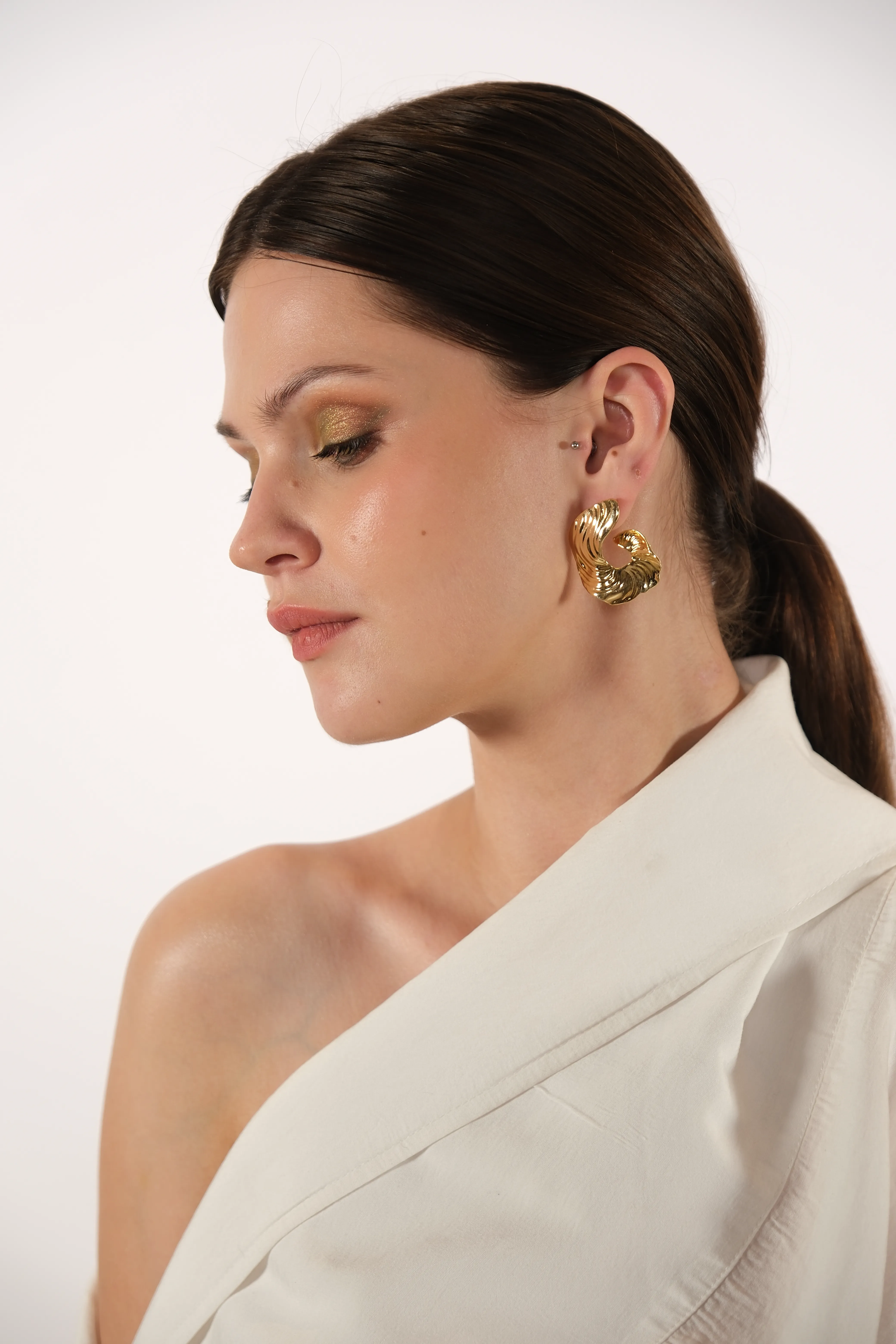 Altın kaplama çizgisel tasarım küpe