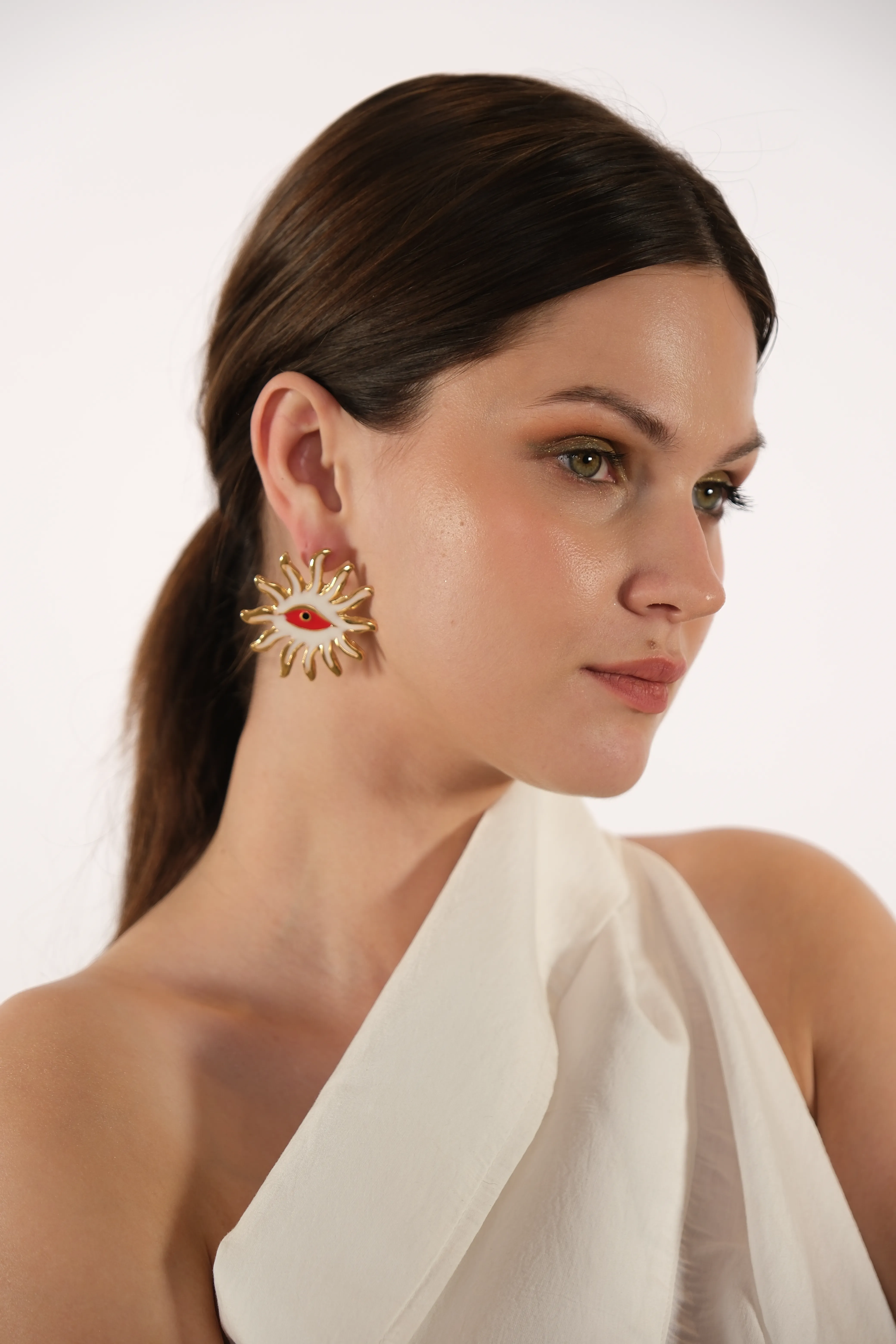 Altın kaplama kırmızı göz detay tasarım küpe