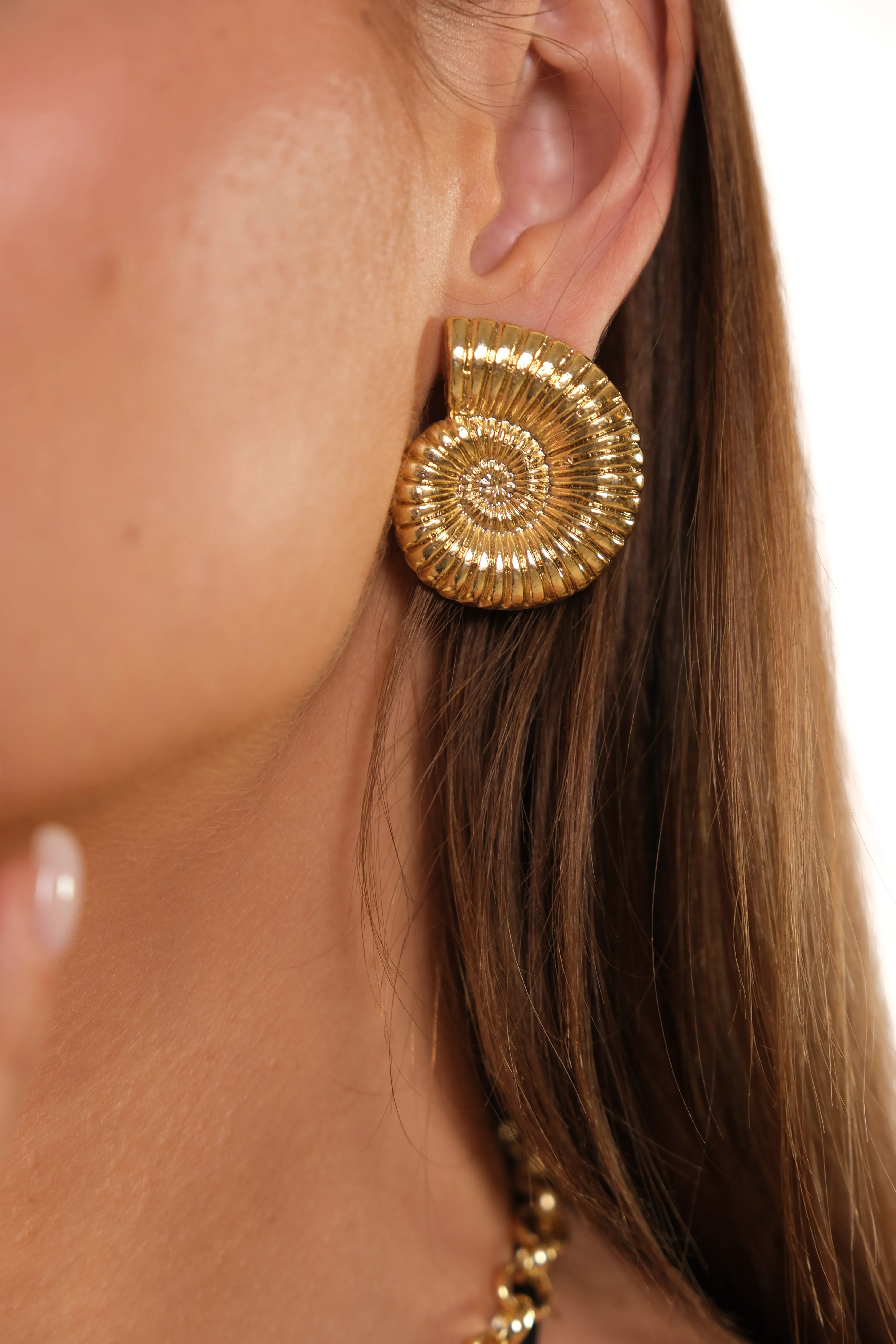 Altın kaplama deniz kabuğu küpe