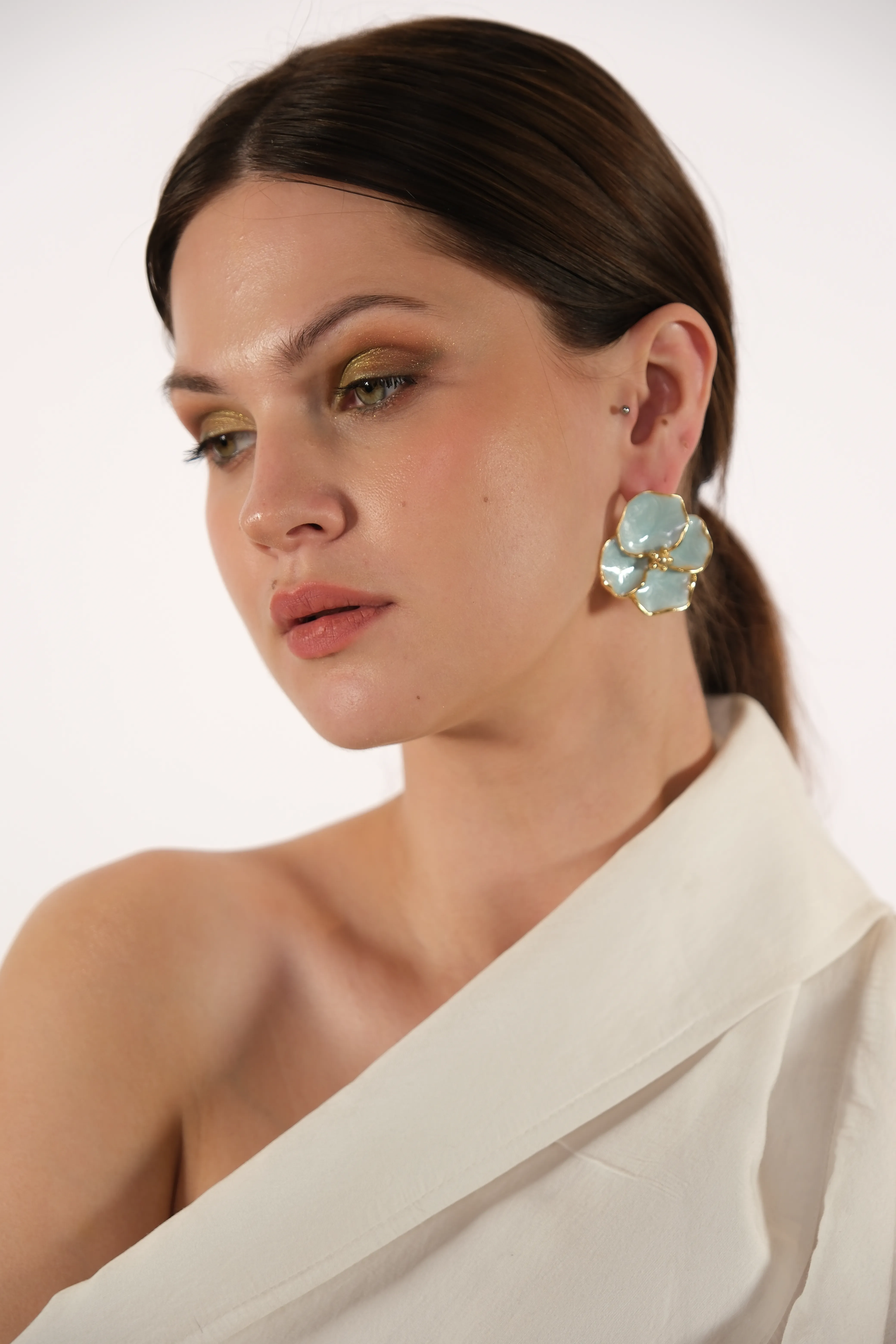 Altın kaplama açık mavi çiçek küpe