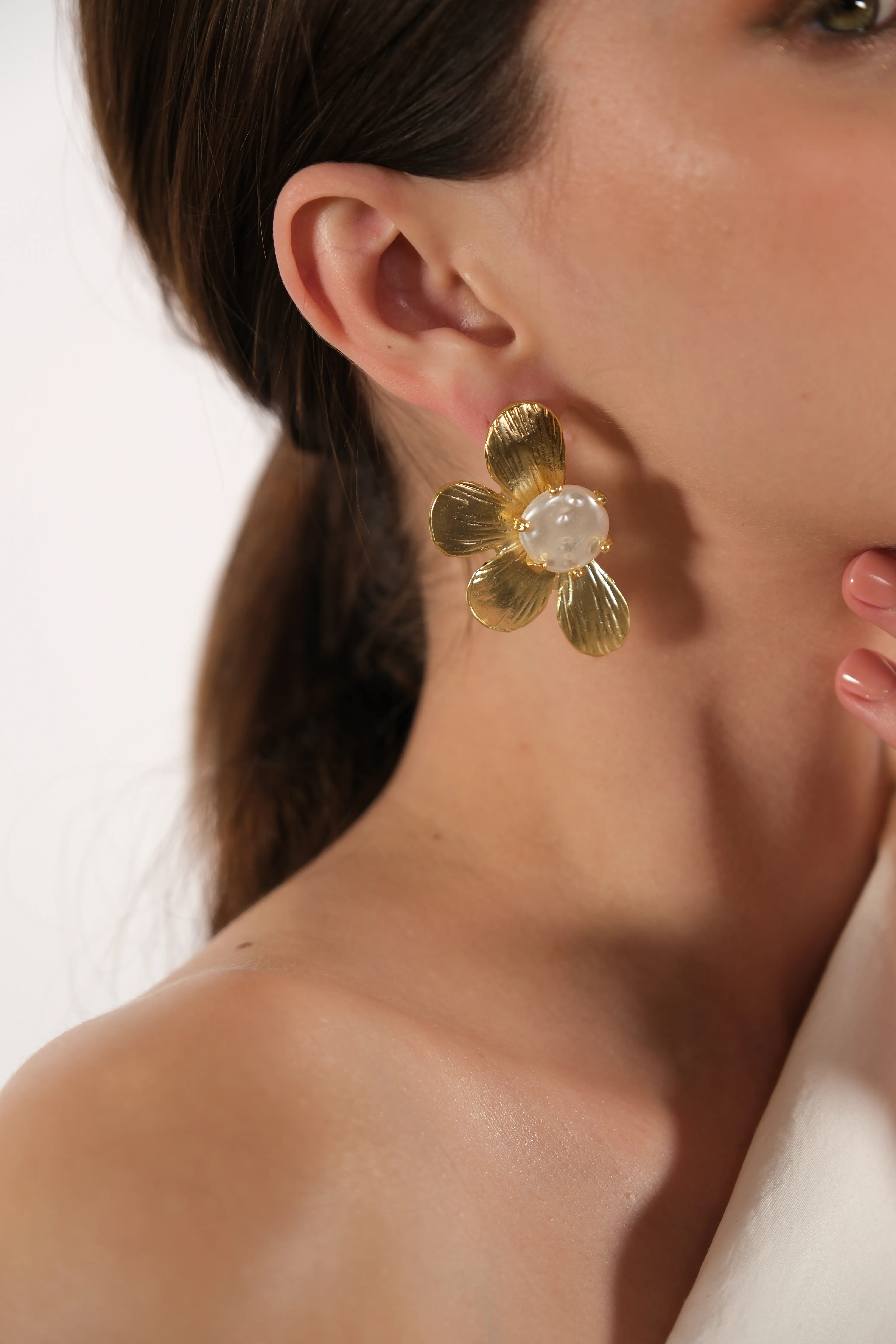 Altın kaplama inci detay çiçek tasarım küpe