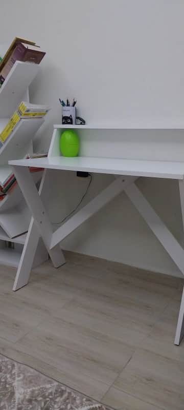 Müşteri fotoğrafı: X Ayaklı Raflı Ders Çalışma Masası 50x90 cm Beyaz