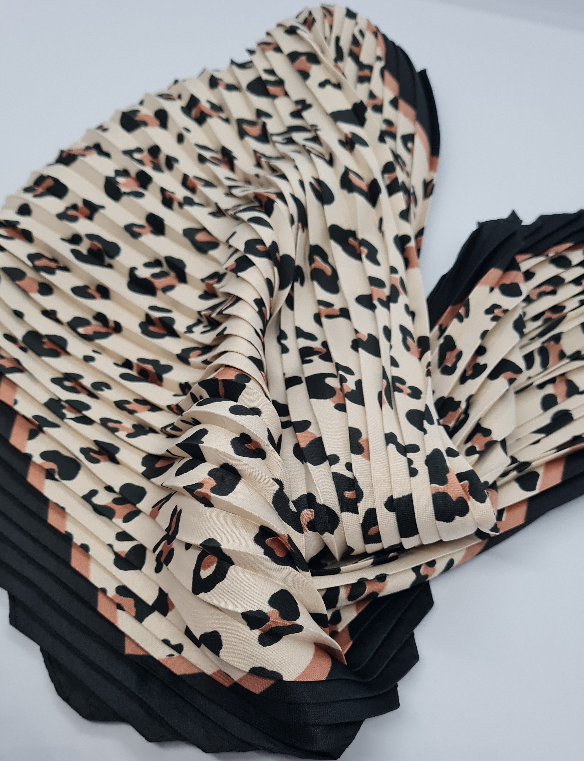 KAHVE SİYAH BEJ KARIŞ LEOPAR DESEN FULAR