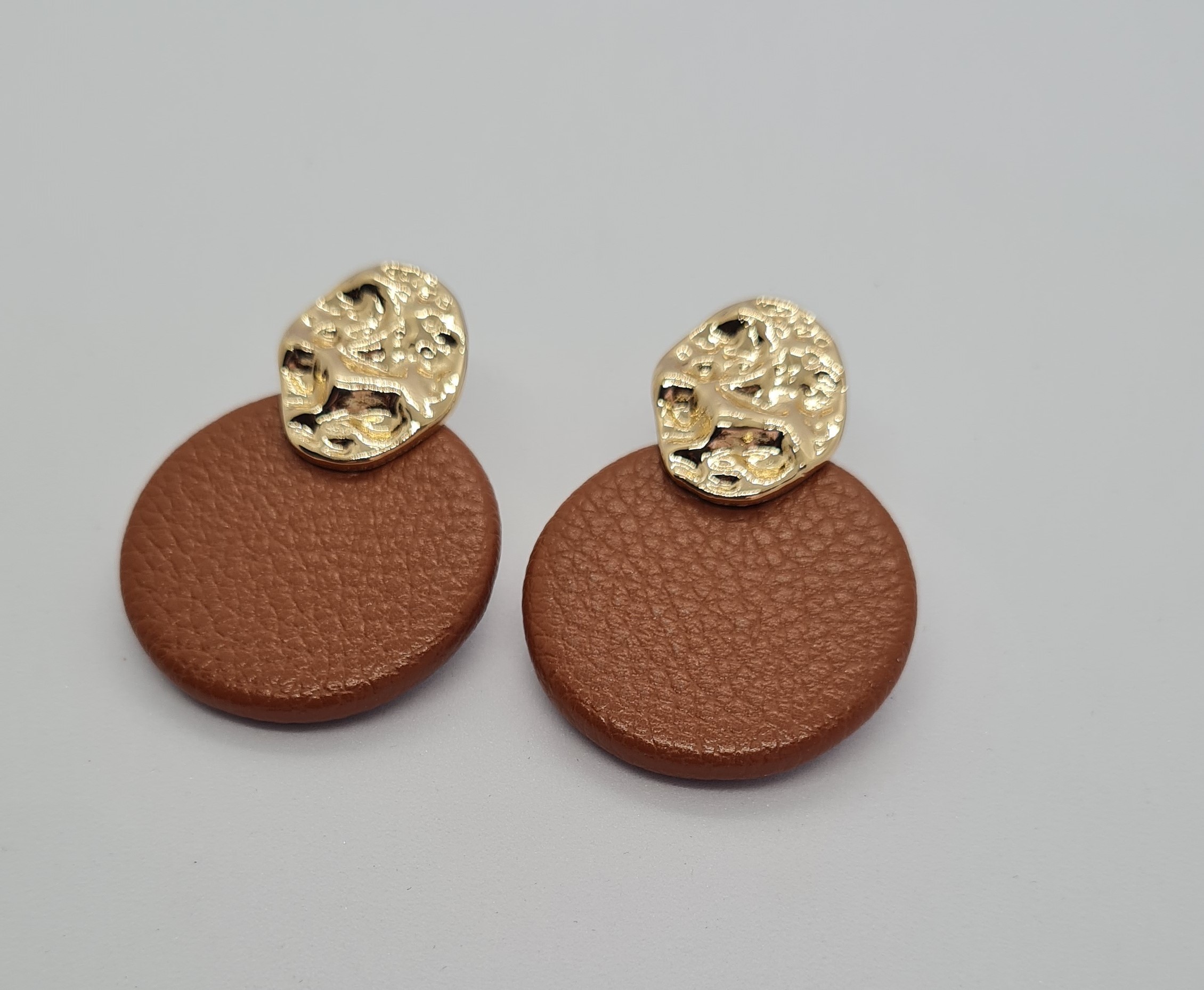 GOLD DETAYLI TABA RENGİ DERİ KÜPE