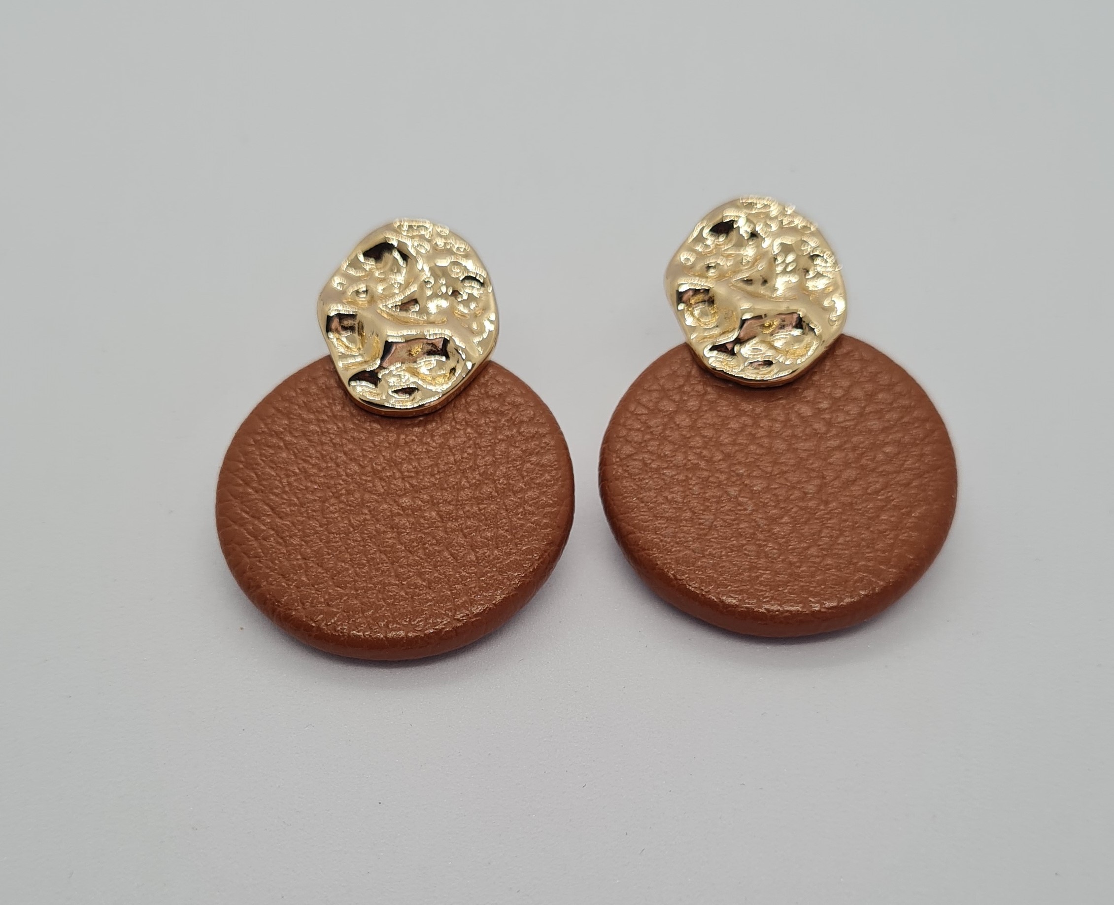 GOLD DETAYLI TABA RENGİ DERİ KÜPE