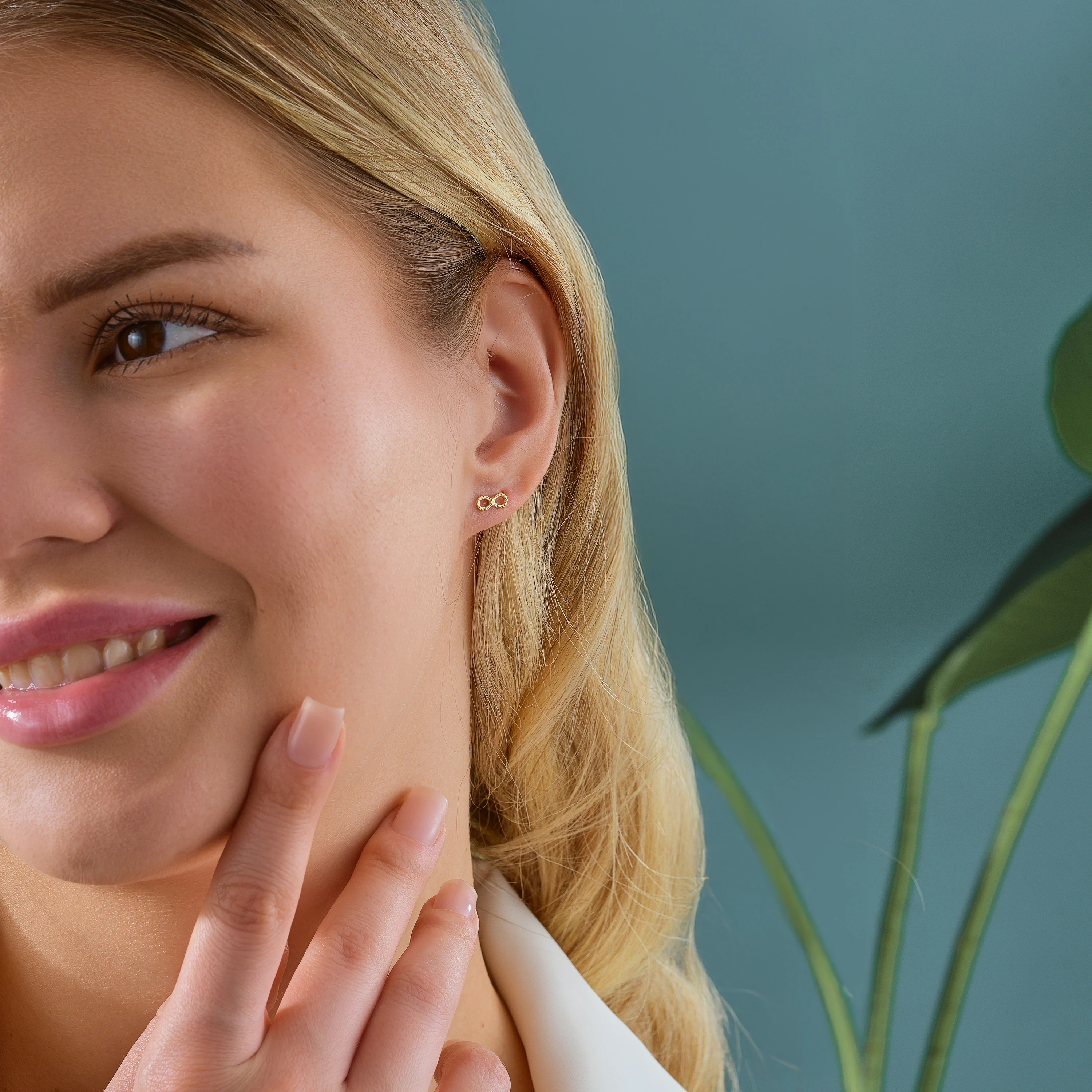 8 Ayar Altın Mini Sonsuzluk Küpe